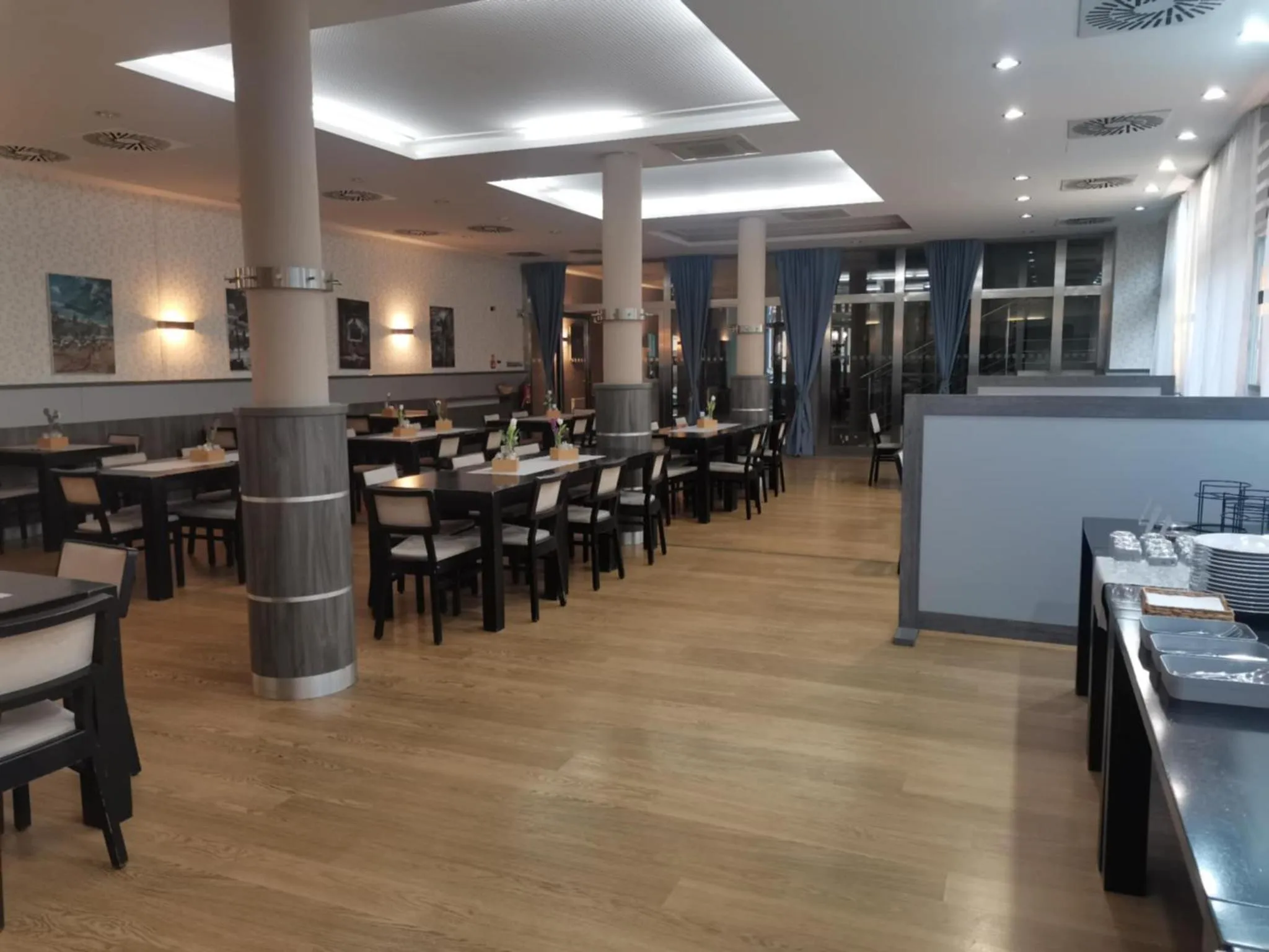 Restaurant/places to eat in Hotel Monde