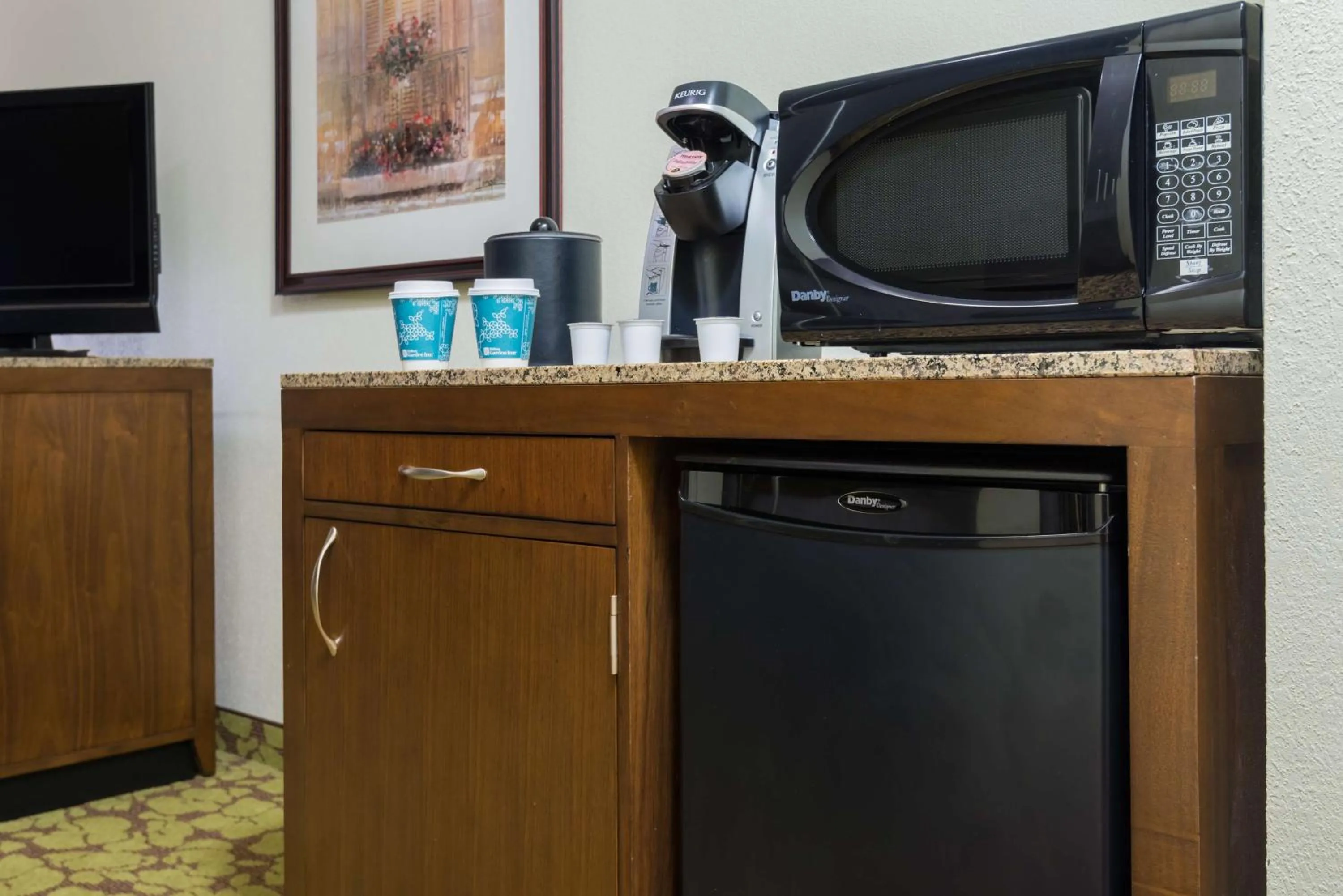 Kitchen or kitchenette in Hilton Garden Inn Atlanta North/Alpharetta