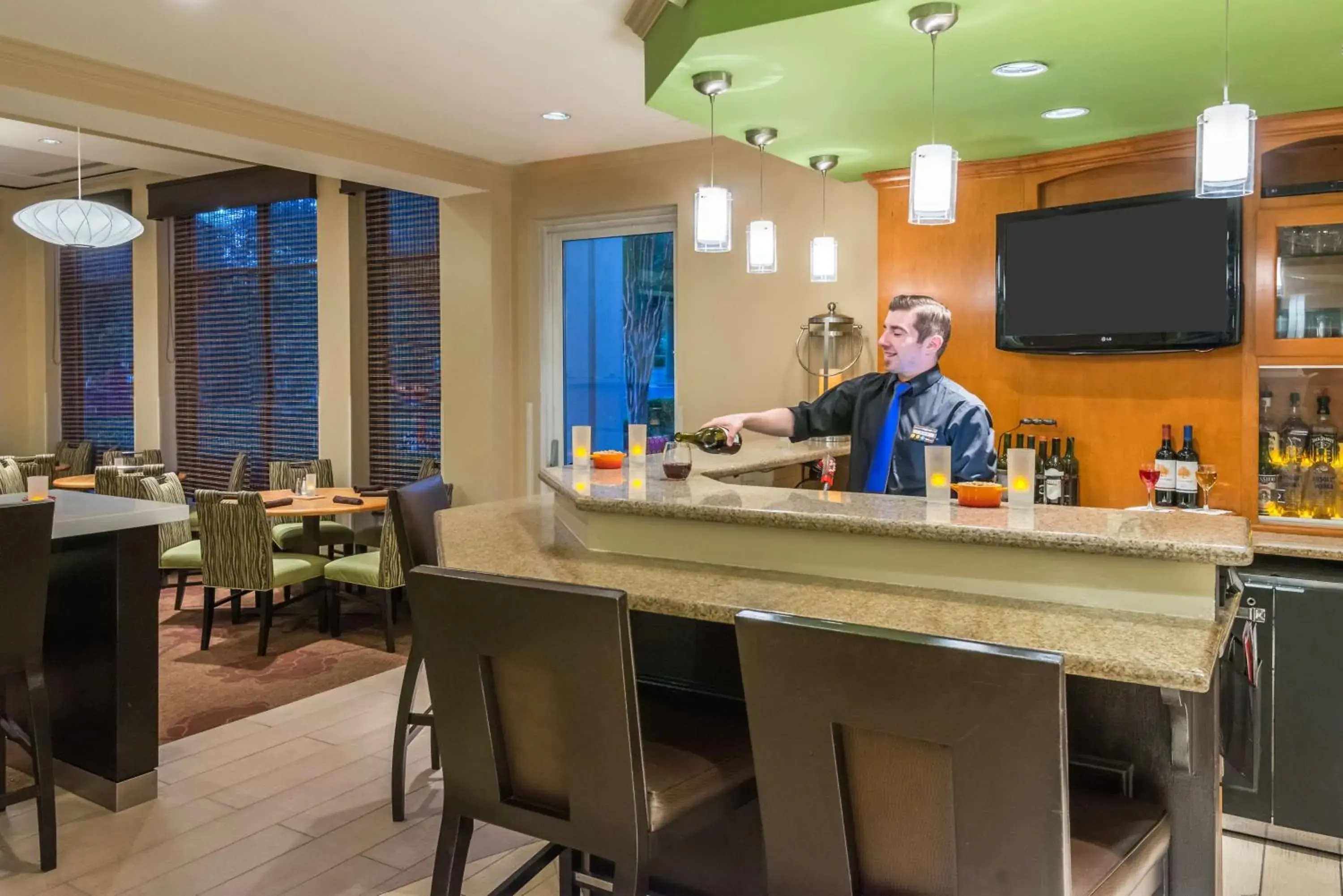 Lounge or bar in Hilton Garden Inn Atlanta North/Alpharetta Lounge or bar in Hilton Garden Inn Atlanta North/Alpharetta