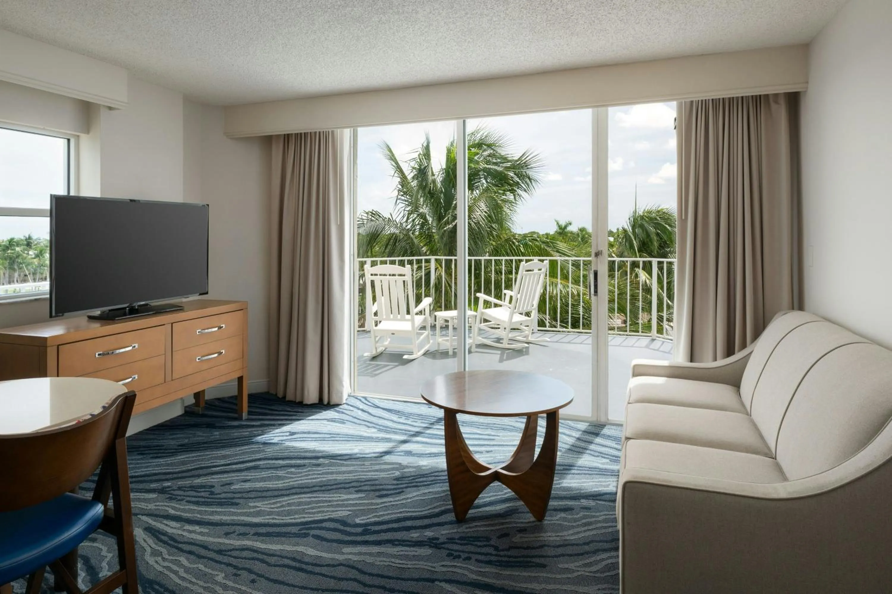 Living room in Courtyard by Marriott Key Largo