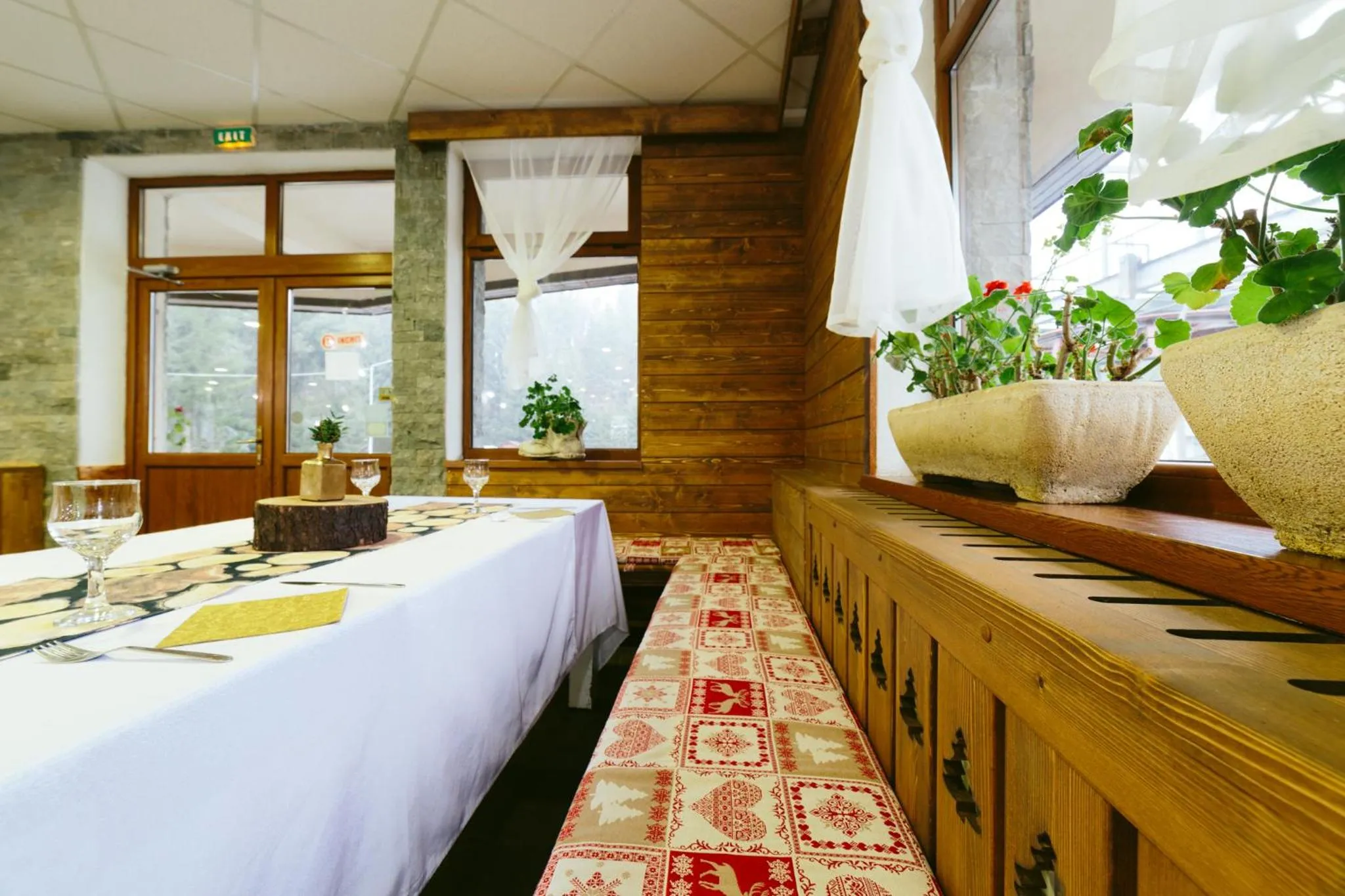 Restaurant/places to eat in Hotel Superski