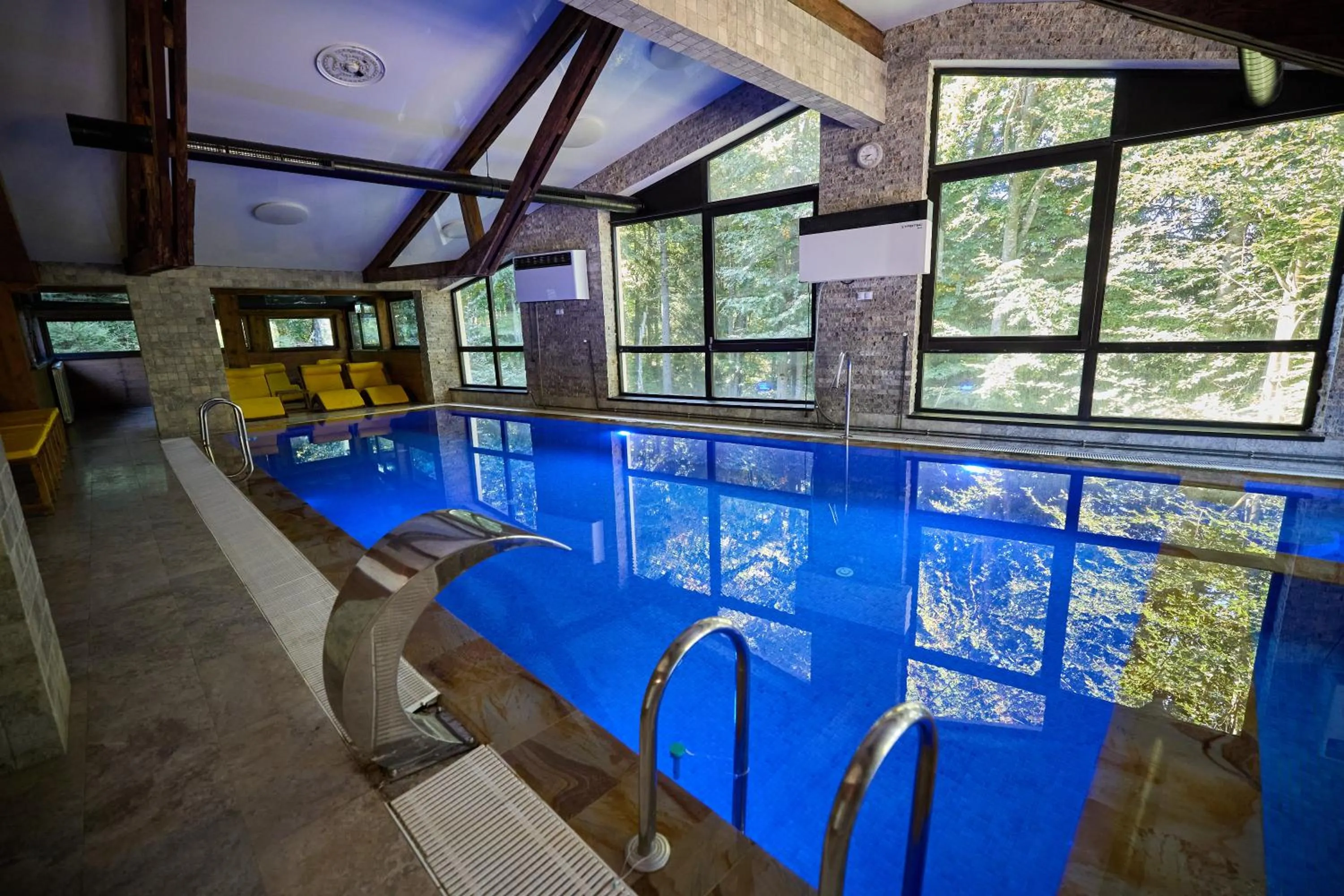 Swimming pool in Hotel Superski