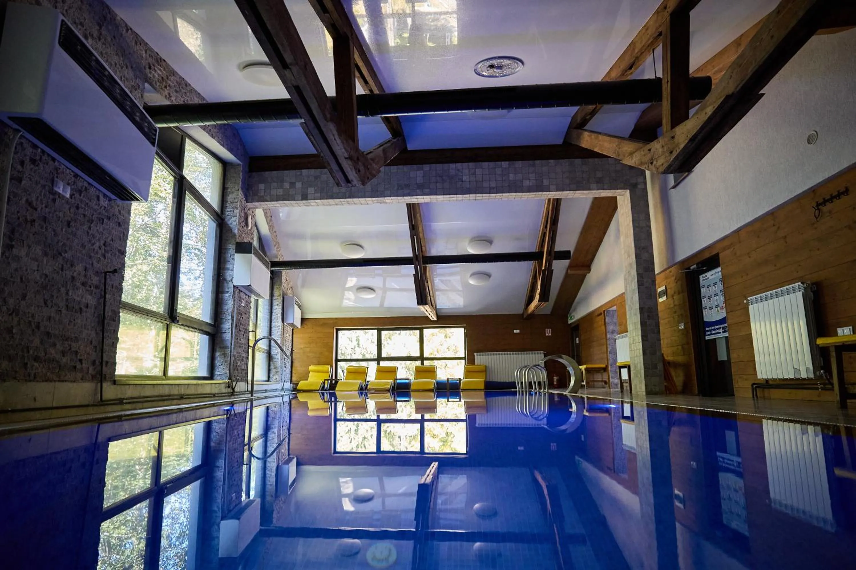 Swimming pool in Hotel Superski