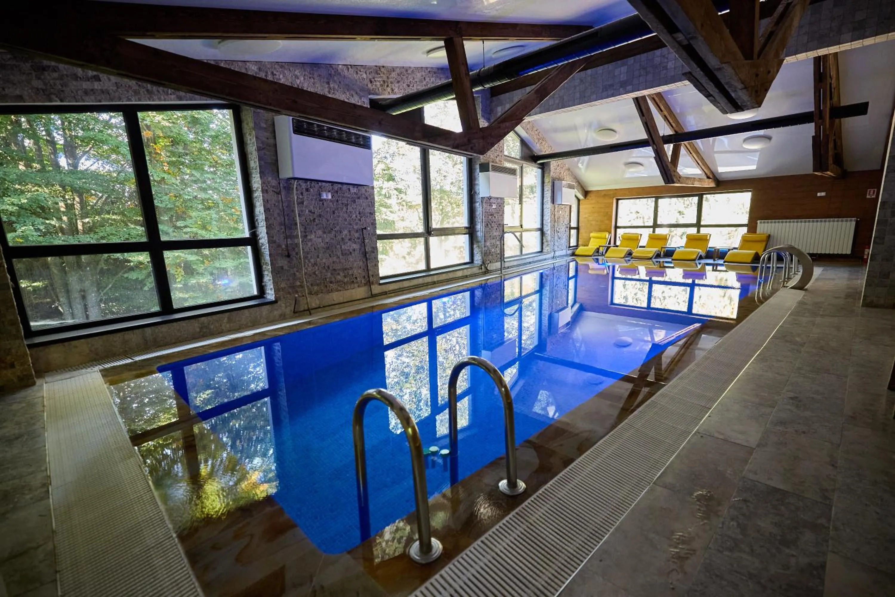 Swimming pool in Hotel Superski
