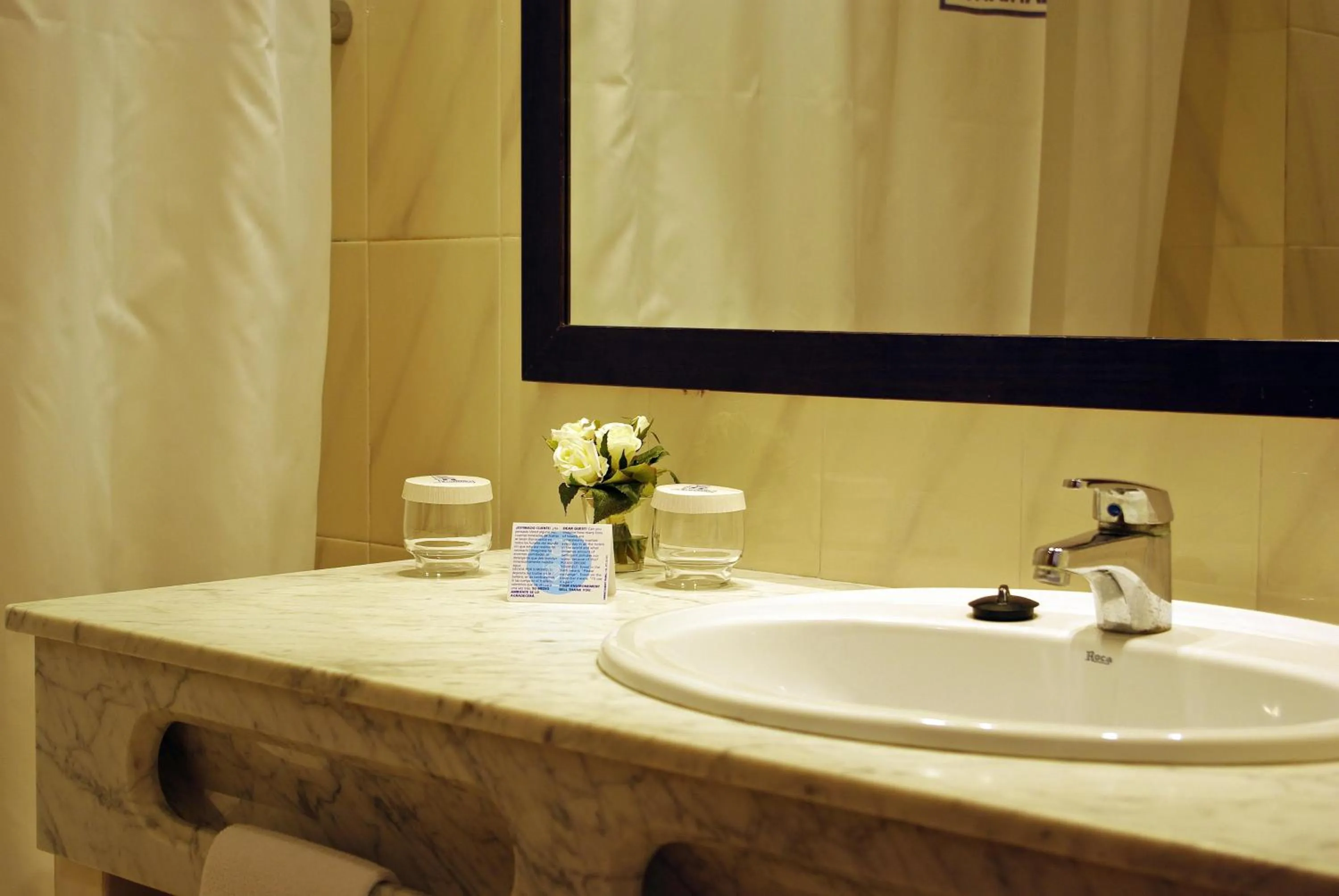 Bathroom in Hotel Llafranch