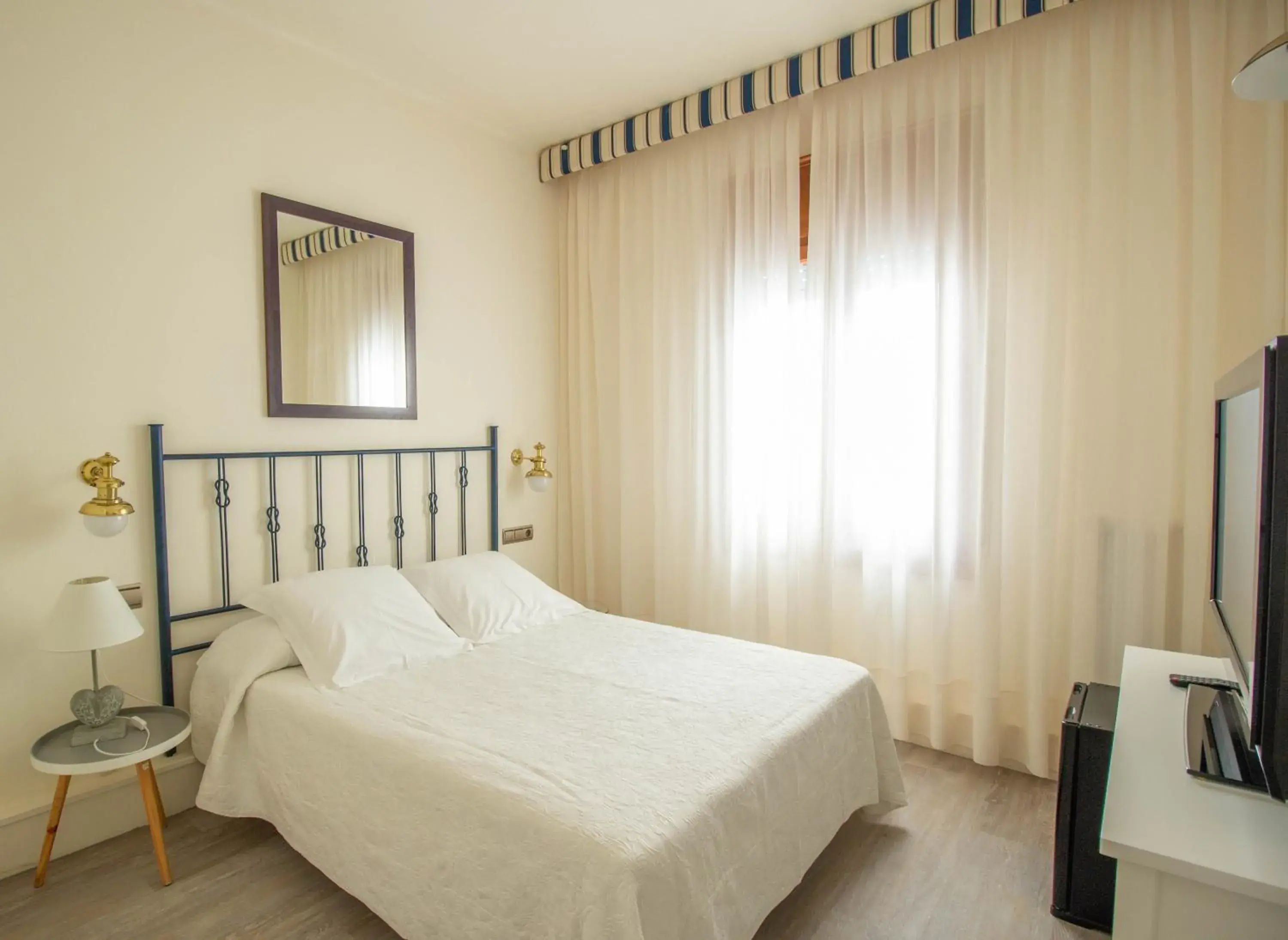 Standard Single Room in Hotel Llafranch Standard Single Room in Hotel Llafranch