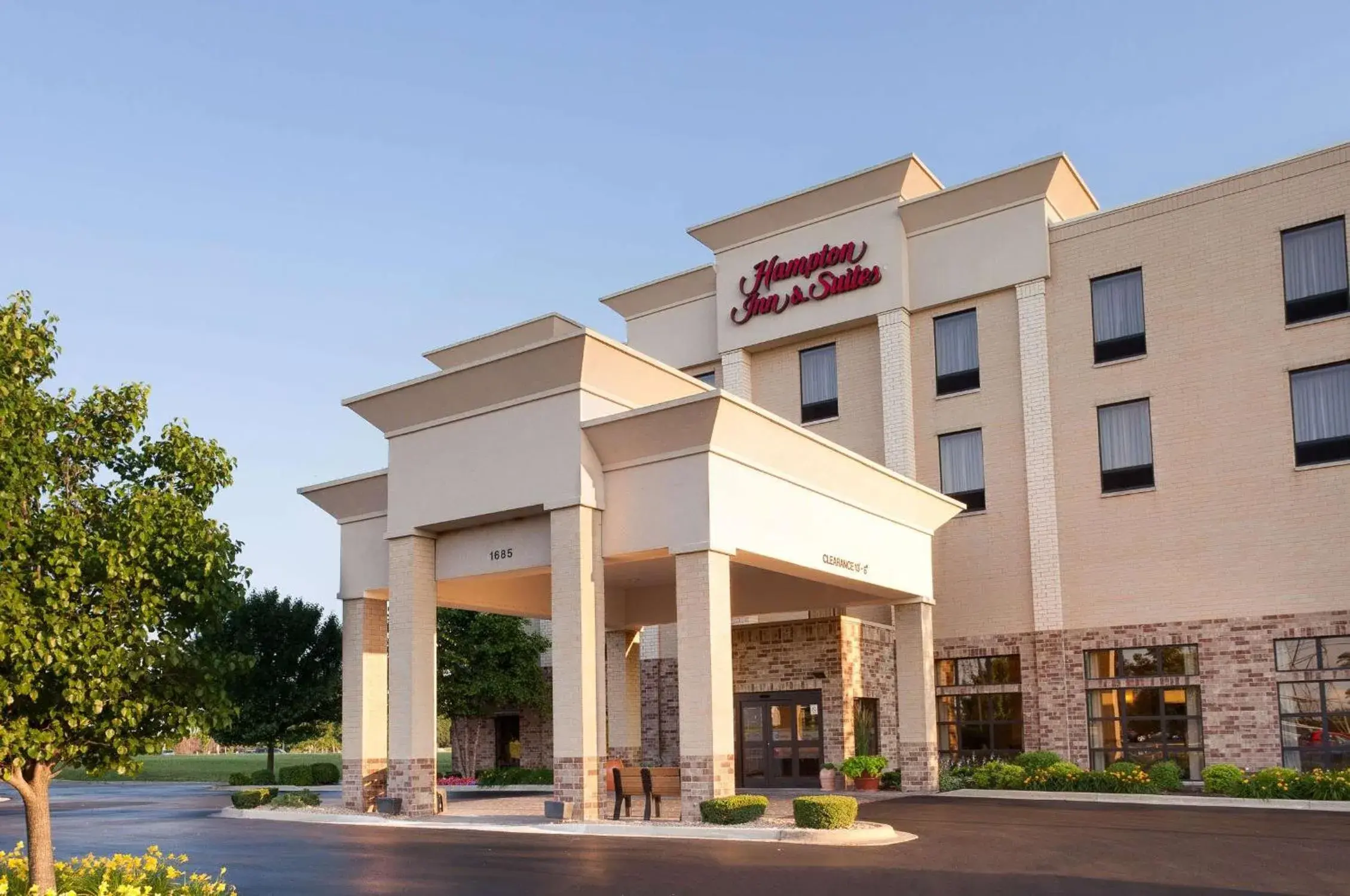 Property building in Hampton Inn & Suites Addison Property building in Hampton Inn & Suites Addison