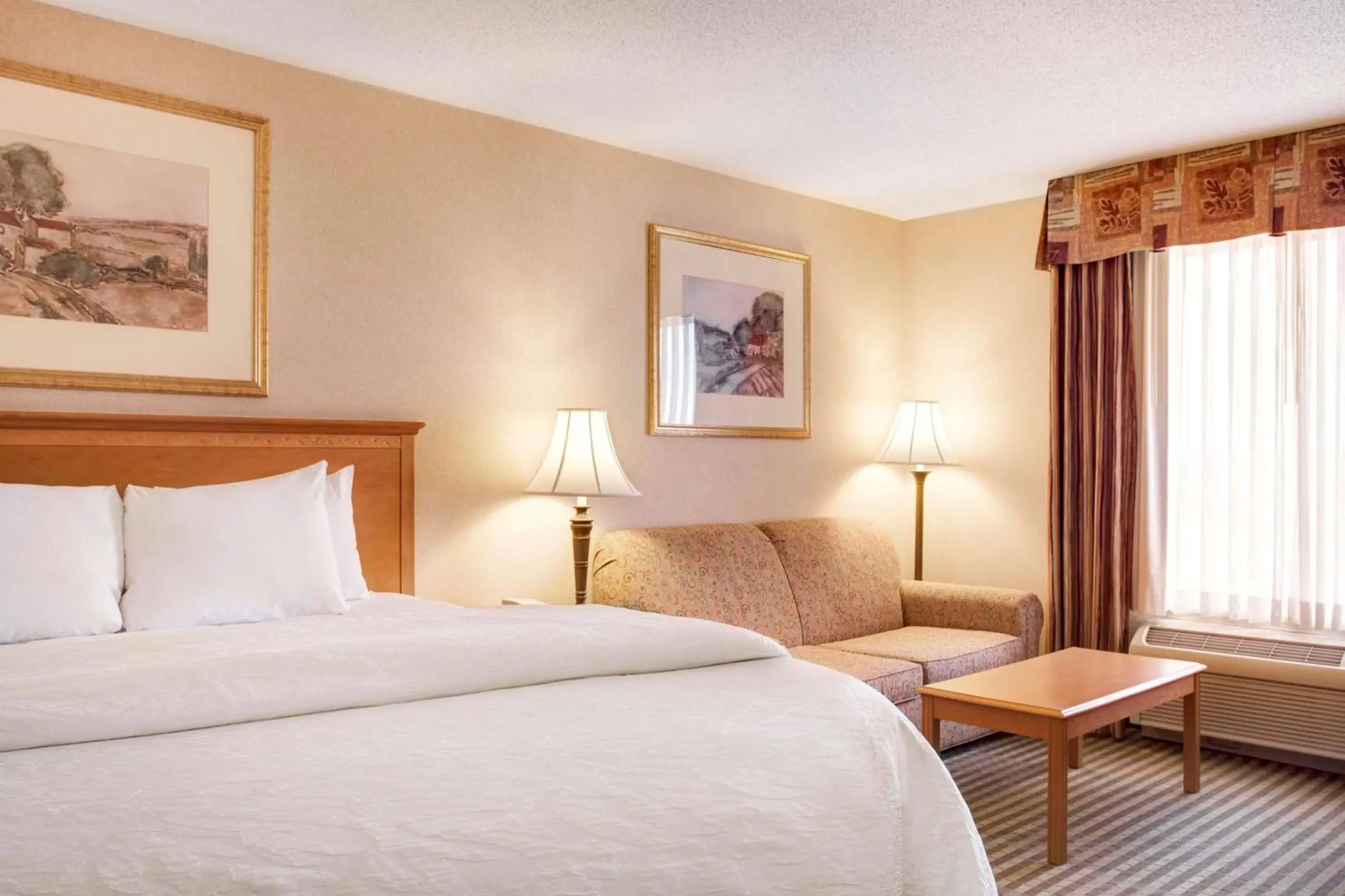 Living room, Bed in Hampton Inn & Suites Addison Living room, Bed in Hampton Inn & Suites Addison