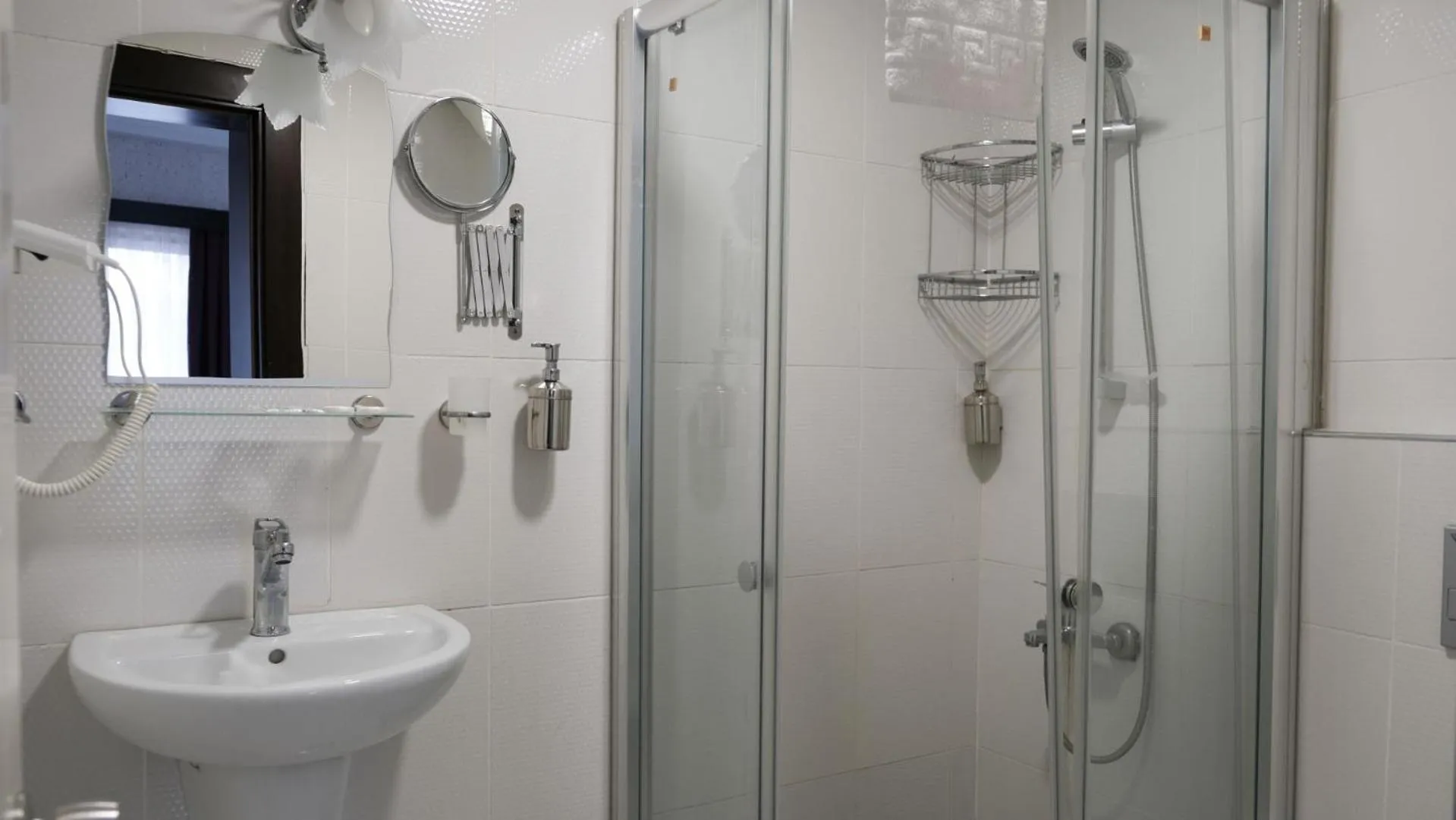 Shower in Kucuk Velic Hotel