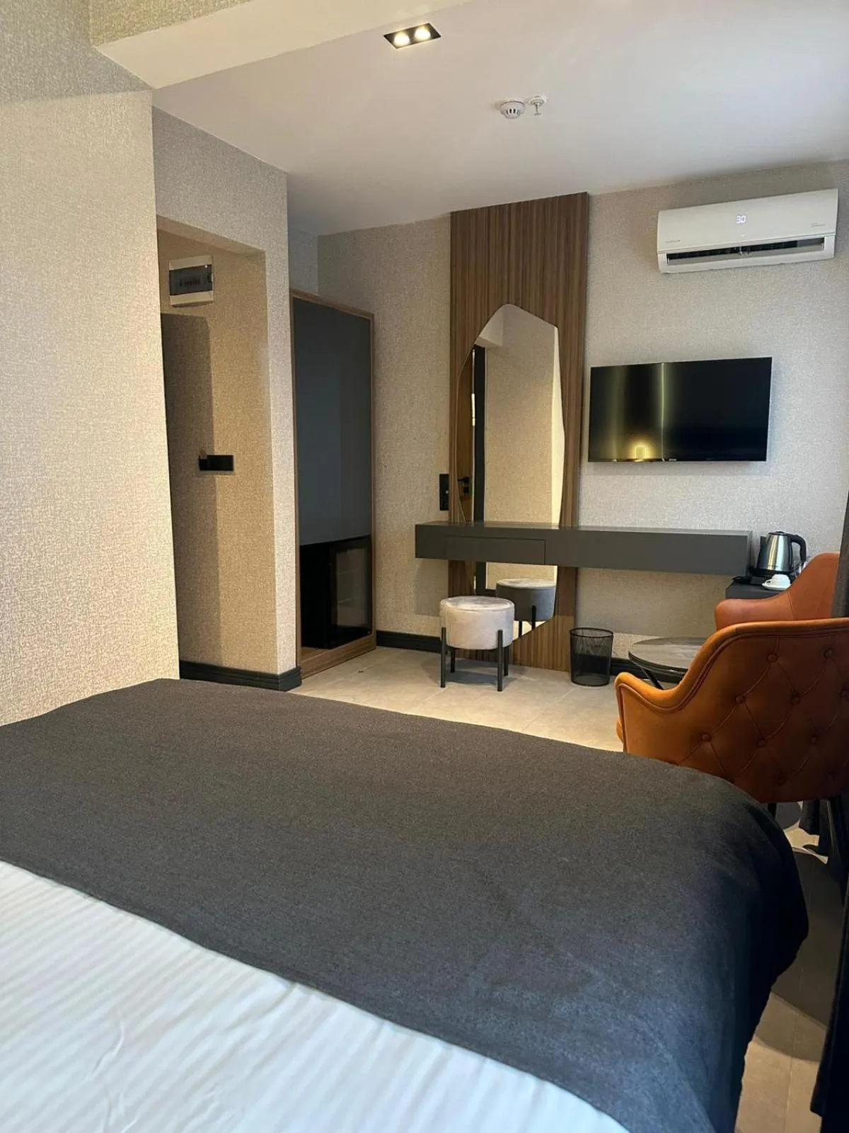 Property building, Bed in Kucuk Velic Hotel