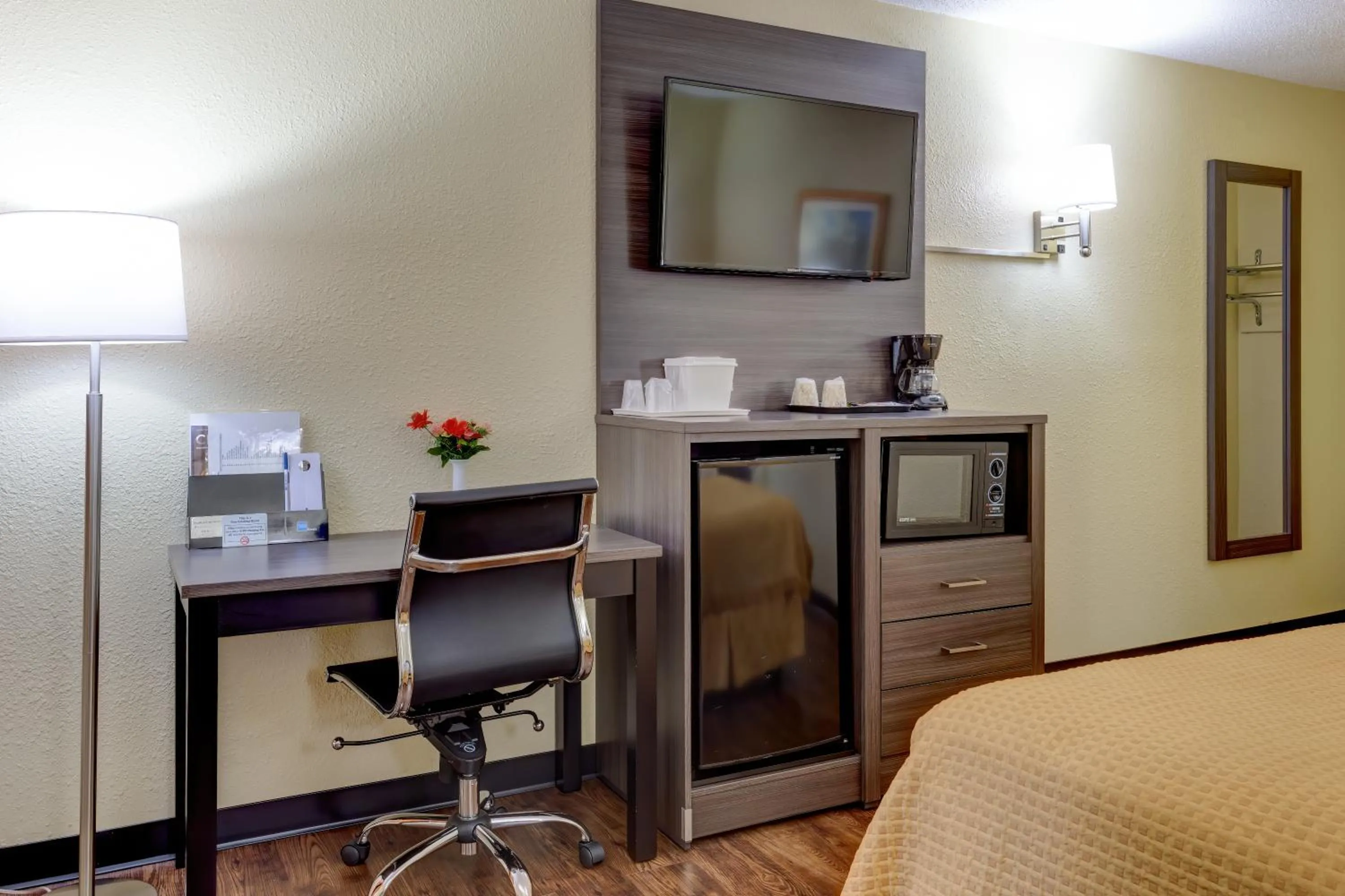 TV and multimedia in Continental Inn - Charlotte