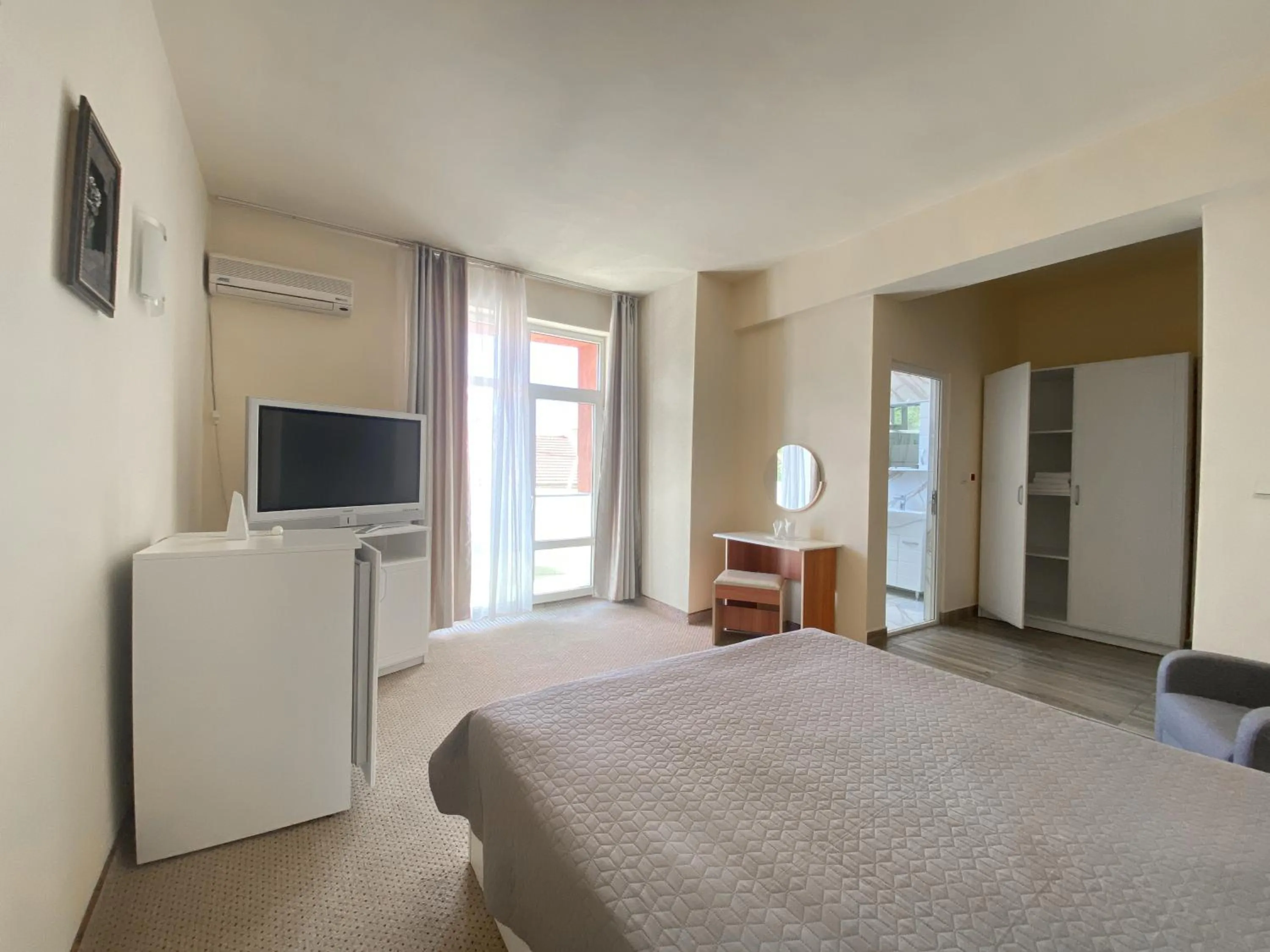 Photo of the whole room, Bed in Hotel Class