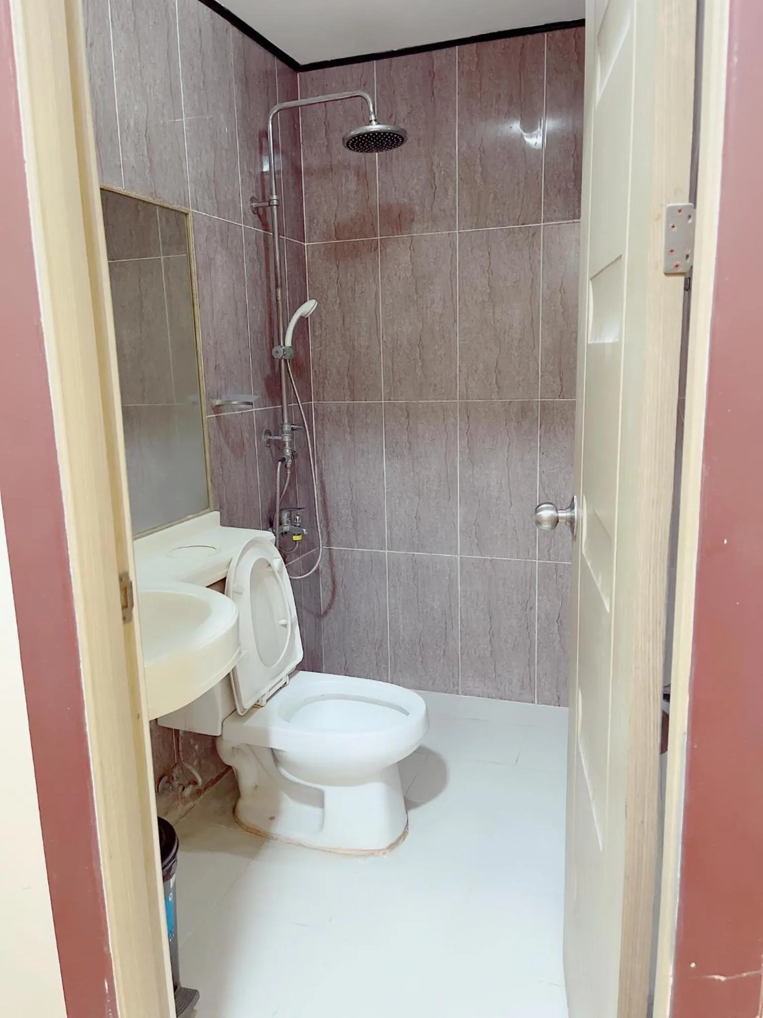 Shower in Jun and Helen Hotel and Restaurant