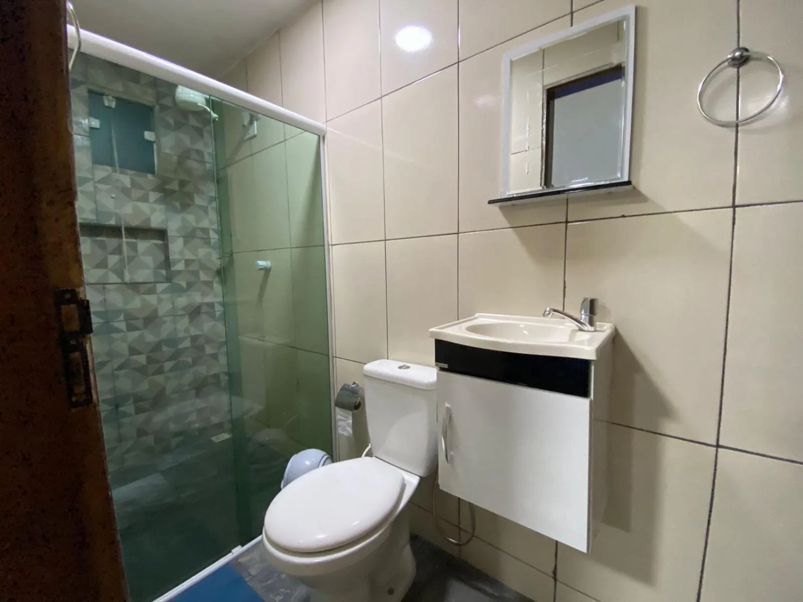 Shower in Lurviz Home Suítes