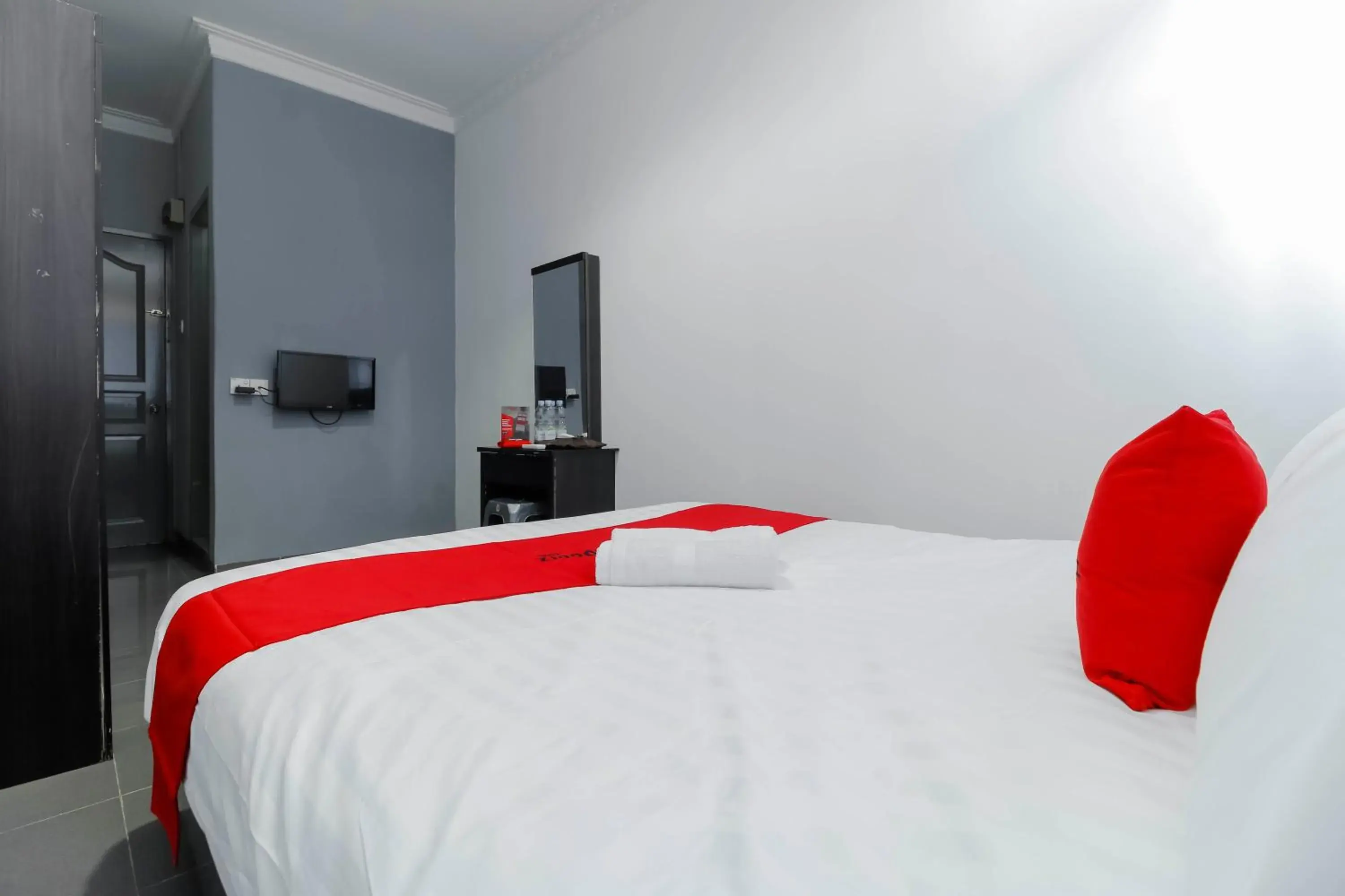 Bedroom, Bed in RedDoorz Plus near Batam City Square Bedroom, Bed in RedDoorz Plus near Batam City Square
