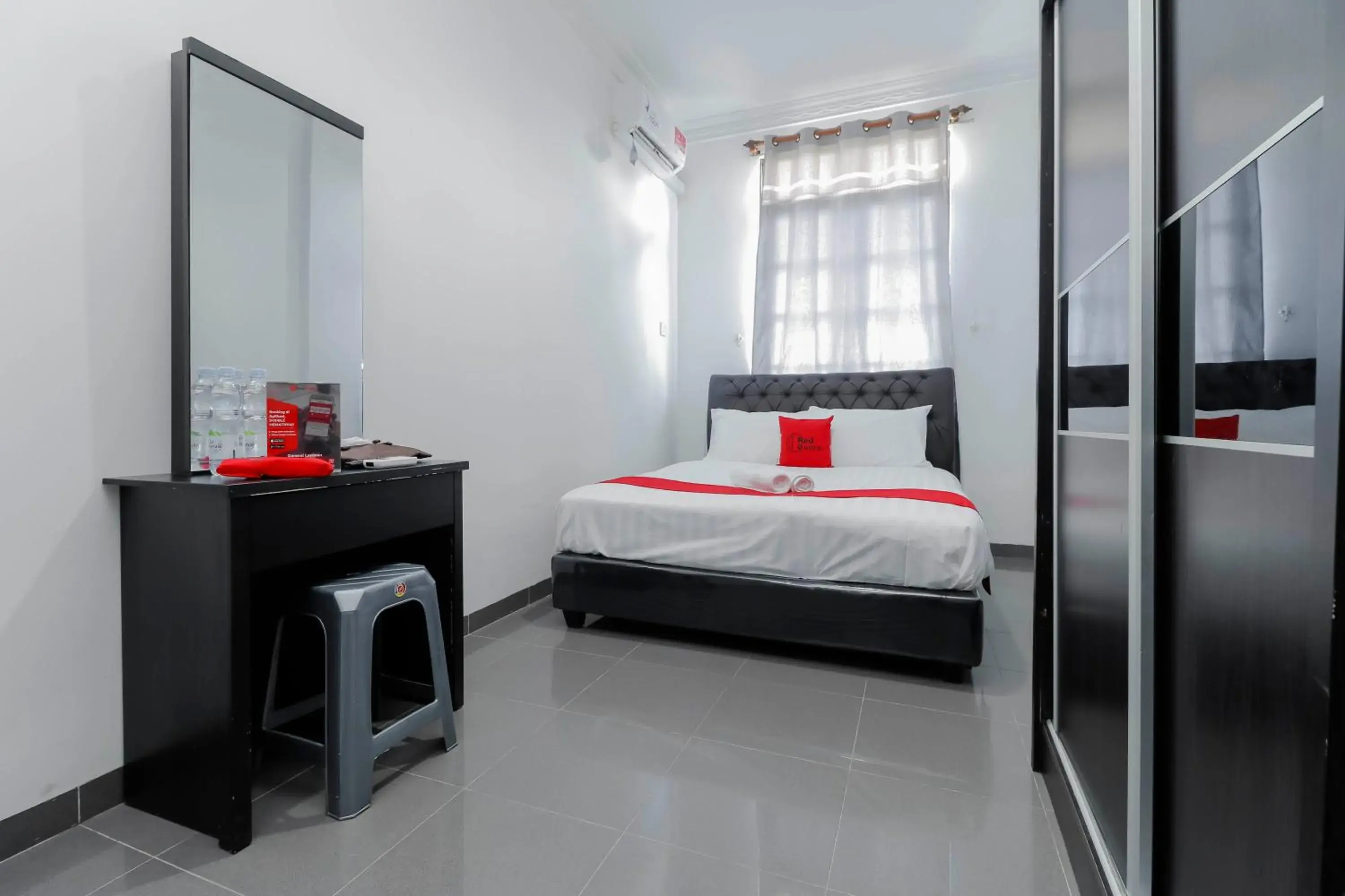 Bedroom, Bed in RedDoorz Plus near Batam City Square Bedroom, Bed in RedDoorz Plus near Batam City Square