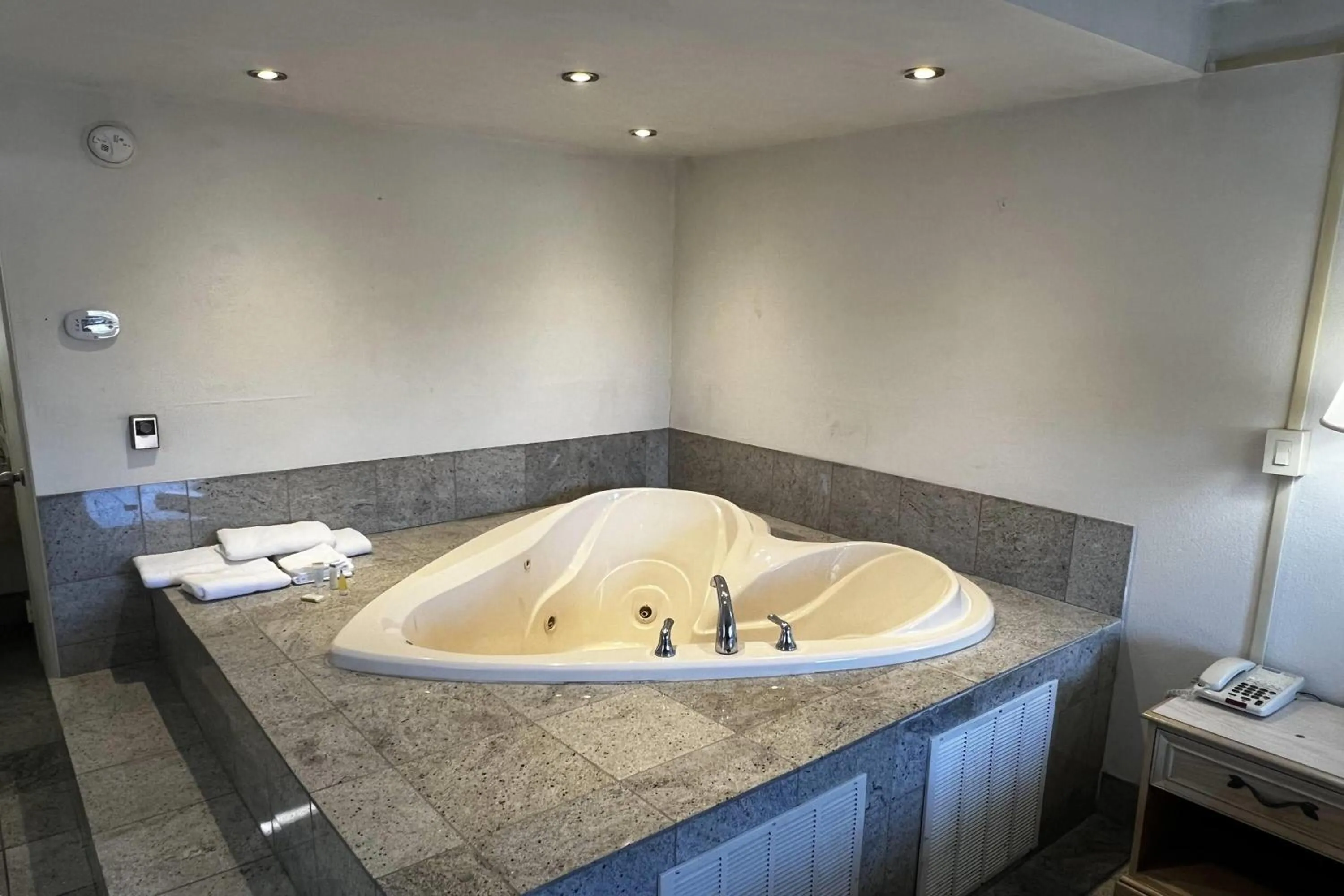 Photo of the whole room in TraveIodge by Wyndham Parsippany