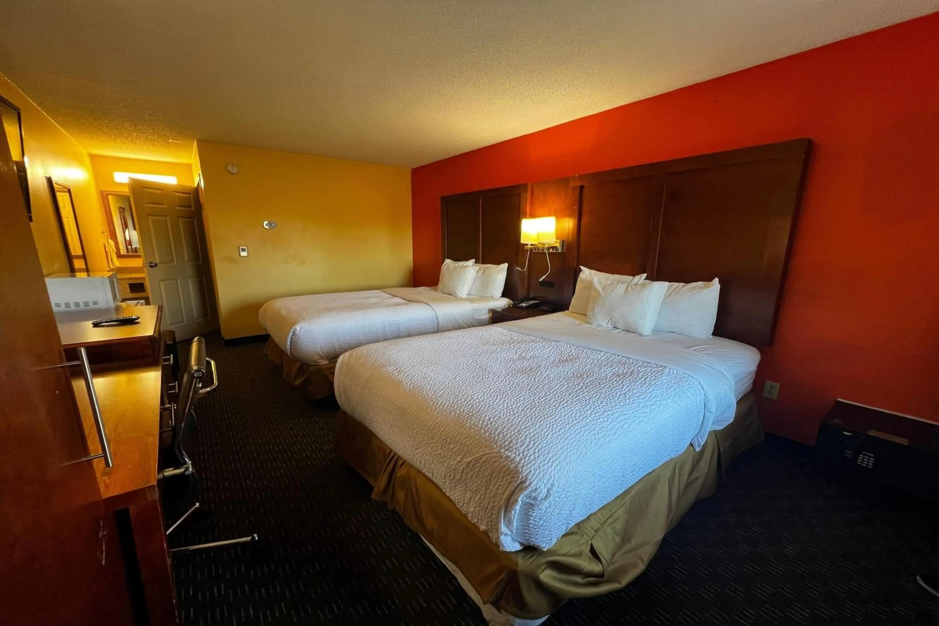 Photo of the whole room, Bed in TraveIodge by Wyndham Parsippany