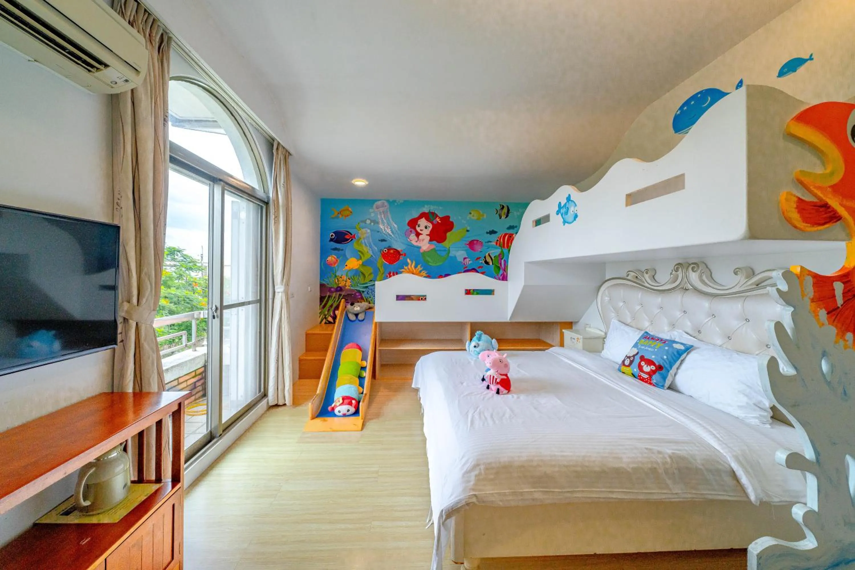 Bed in Rainbow Garden B&B