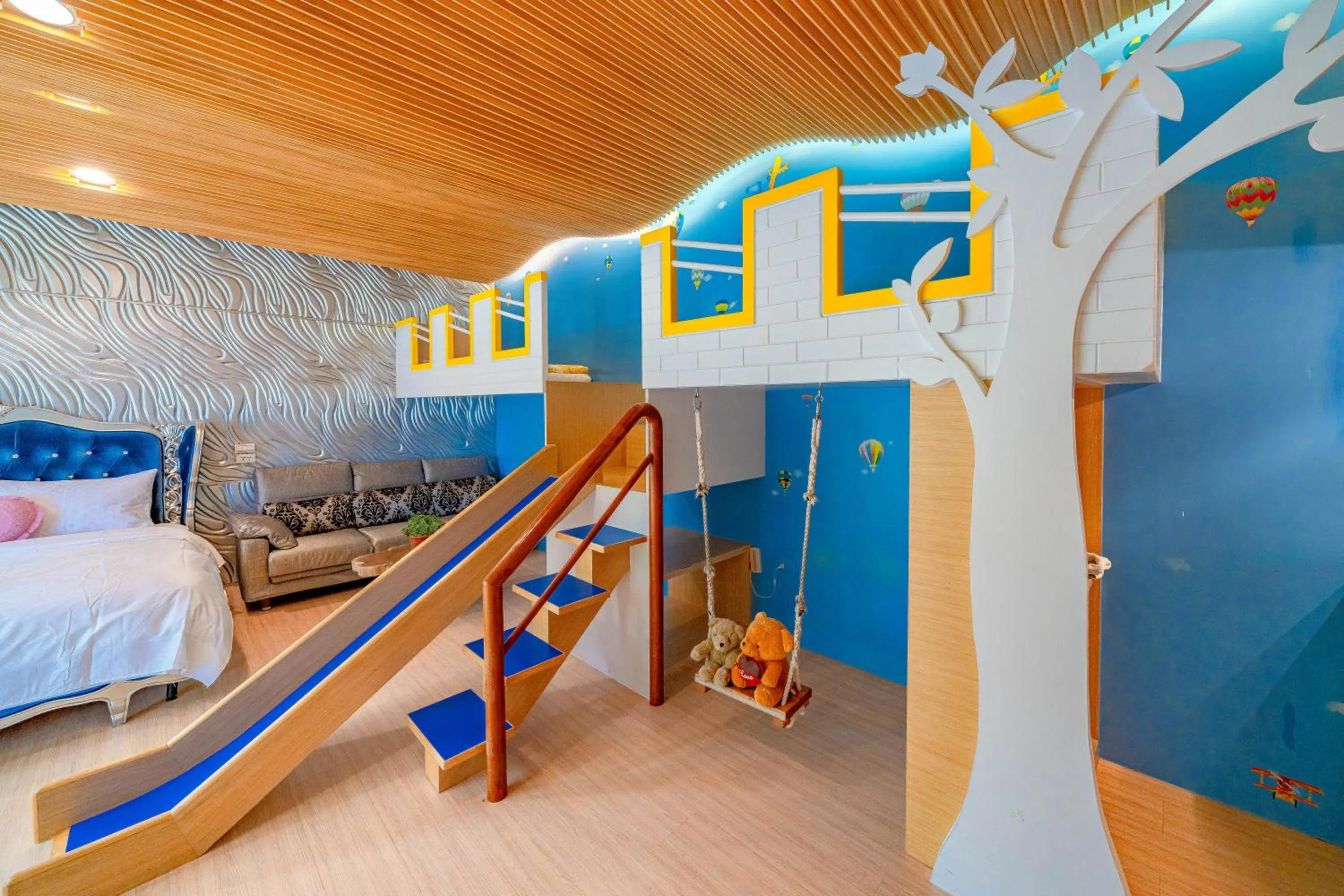 Bed in Rainbow Garden B&B