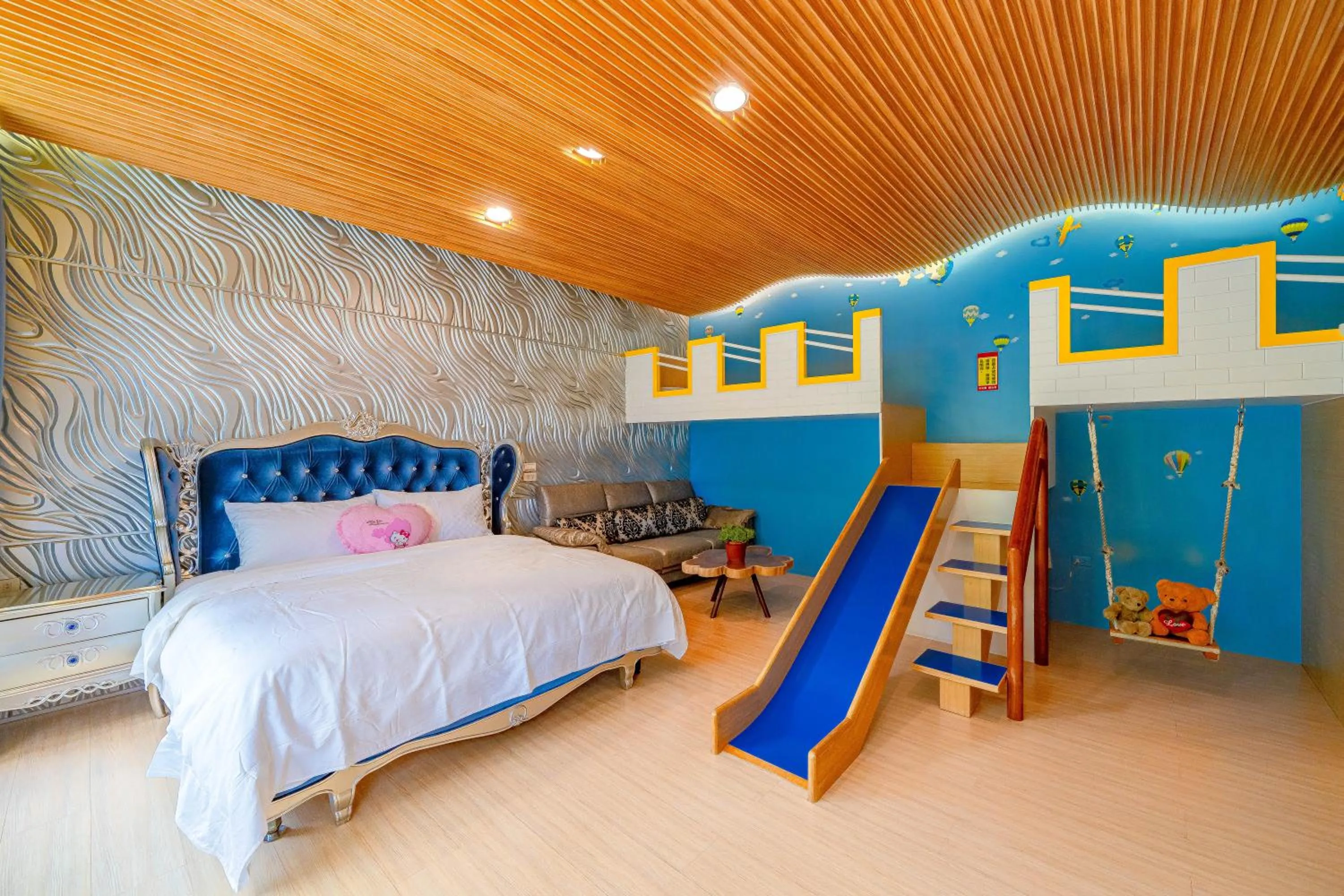 Bed in Rainbow Garden B&B