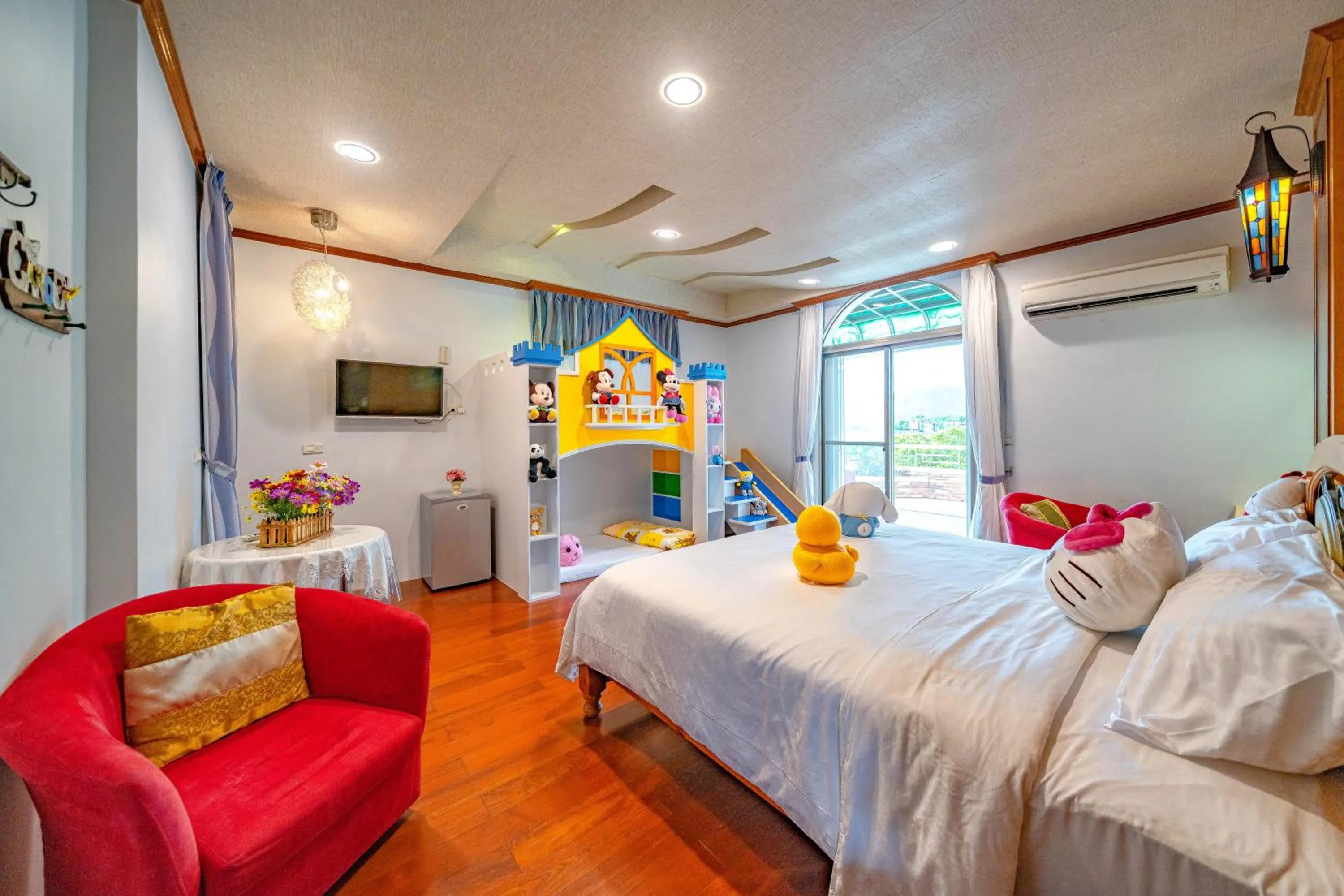 Bed in Rainbow Garden B&B