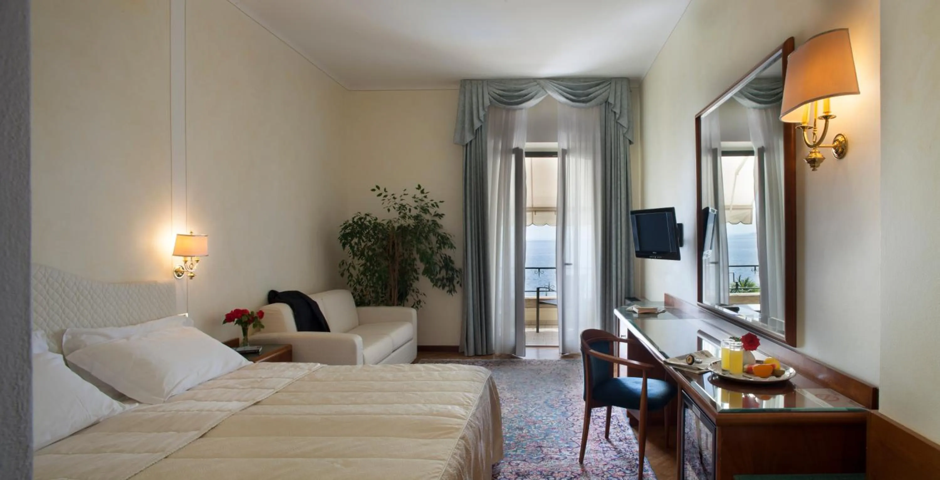 Photo of the whole room, Bed in Hotel Villa Capri