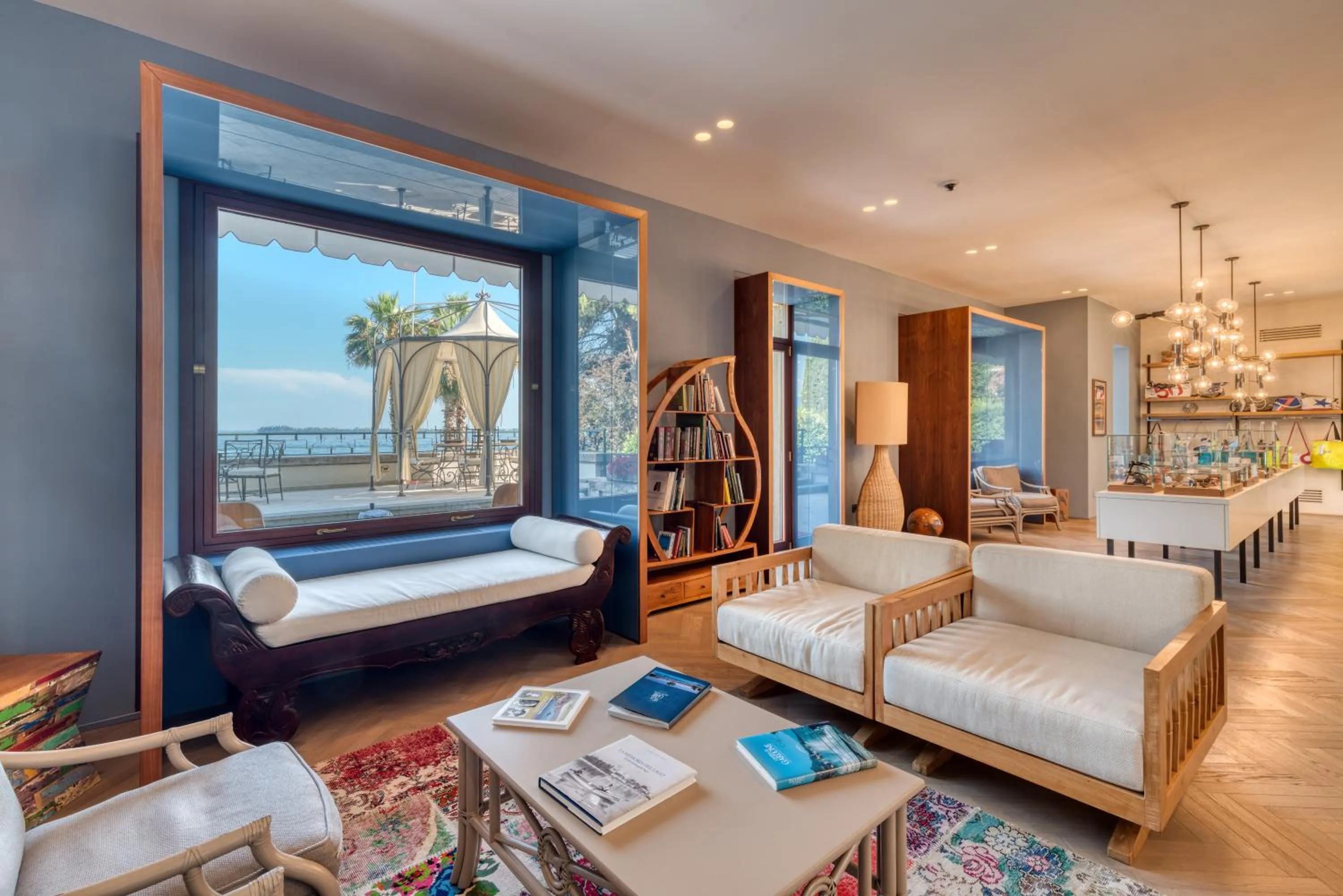 Communal lounge/ TV room, Bed in Hotel Villa Capri