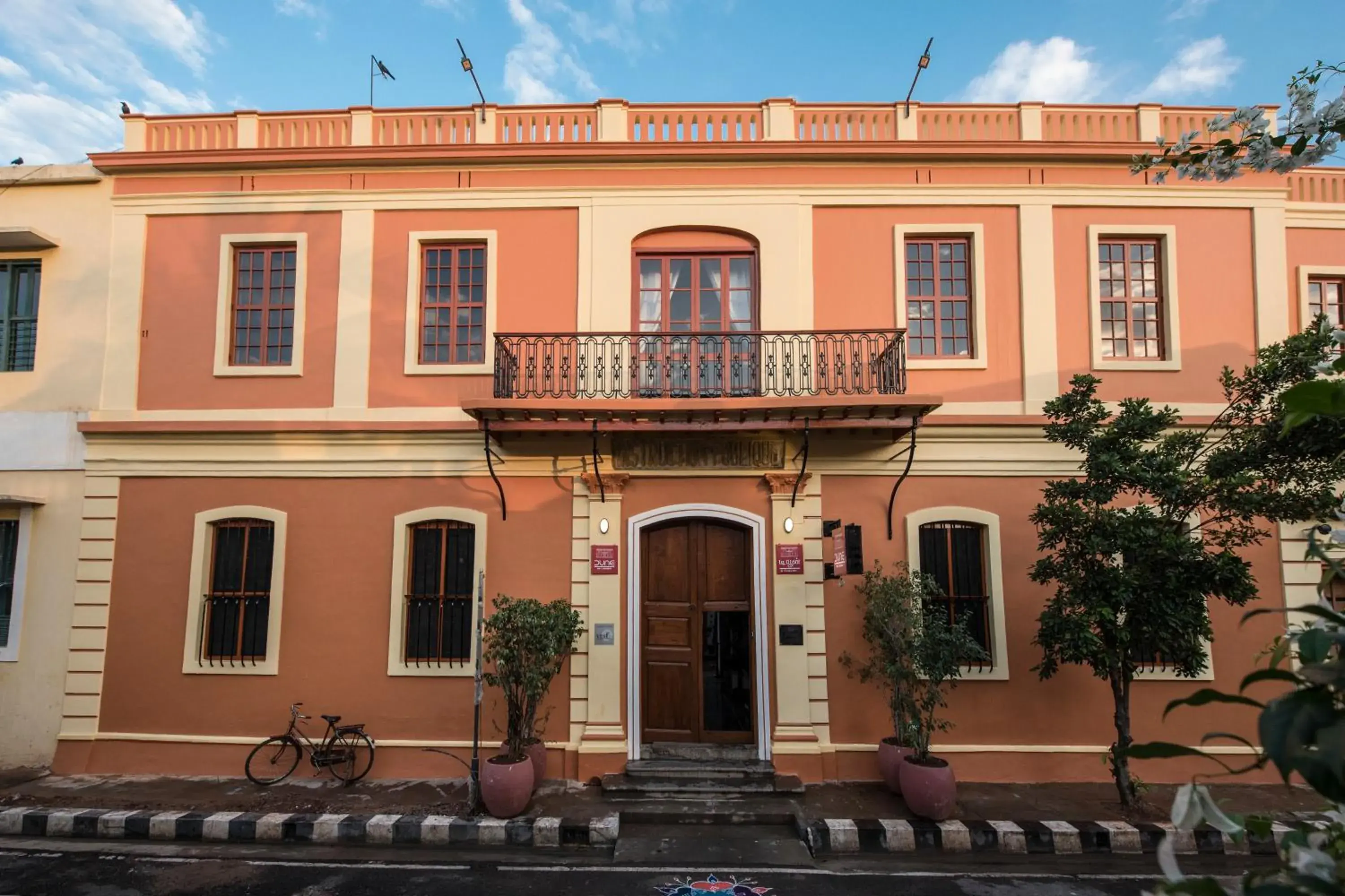 Facade/entrance in Dune de L'orient Facade/entrance in Dune de L'orient