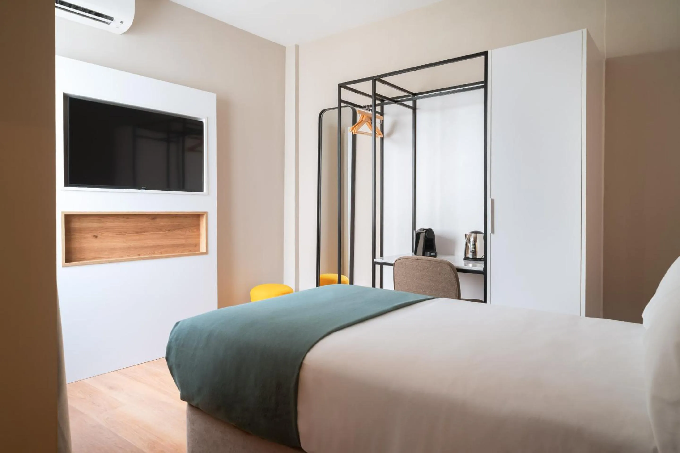 Bed in Limehome Benidorm Calle Mayor