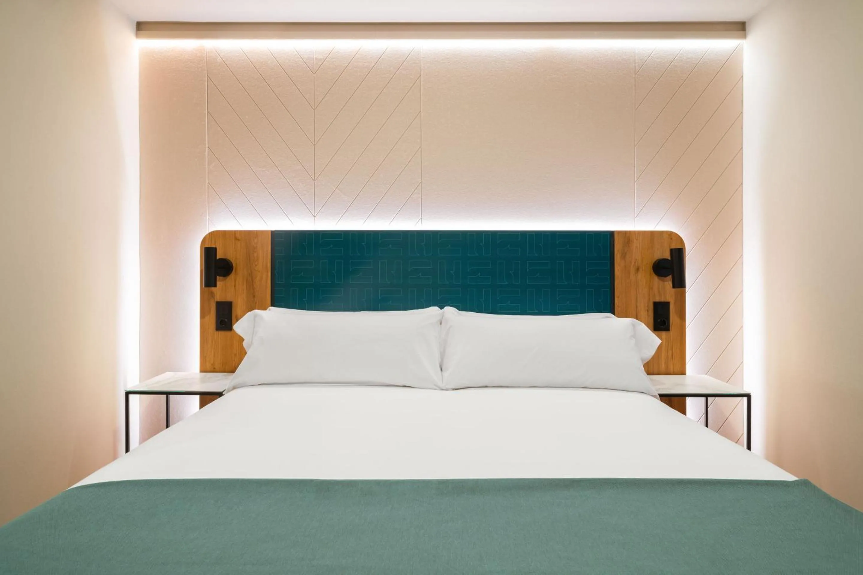 Bed in Limehome Benidorm Calle Mayor