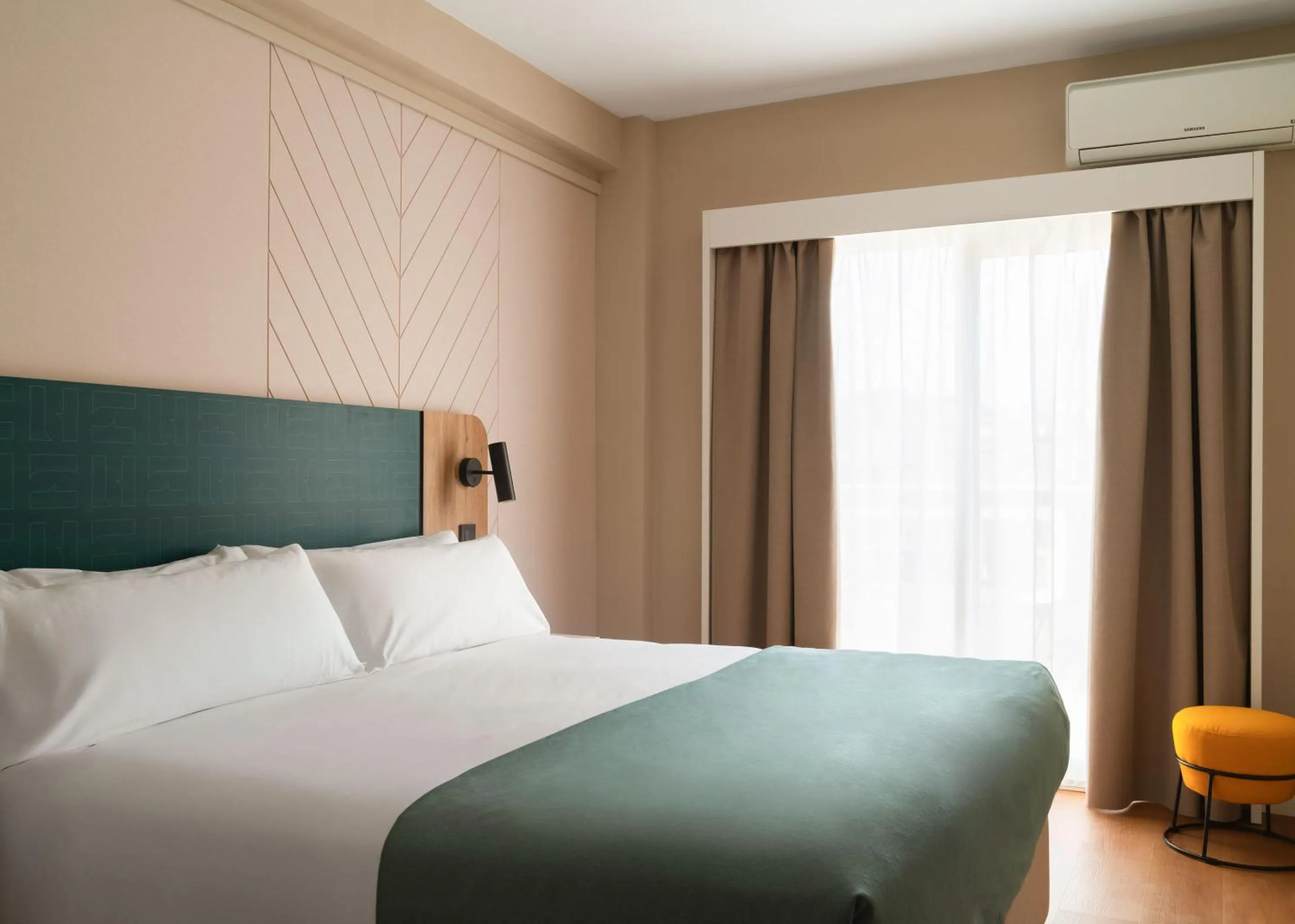 Bed in Limehome Benidorm Calle Mayor