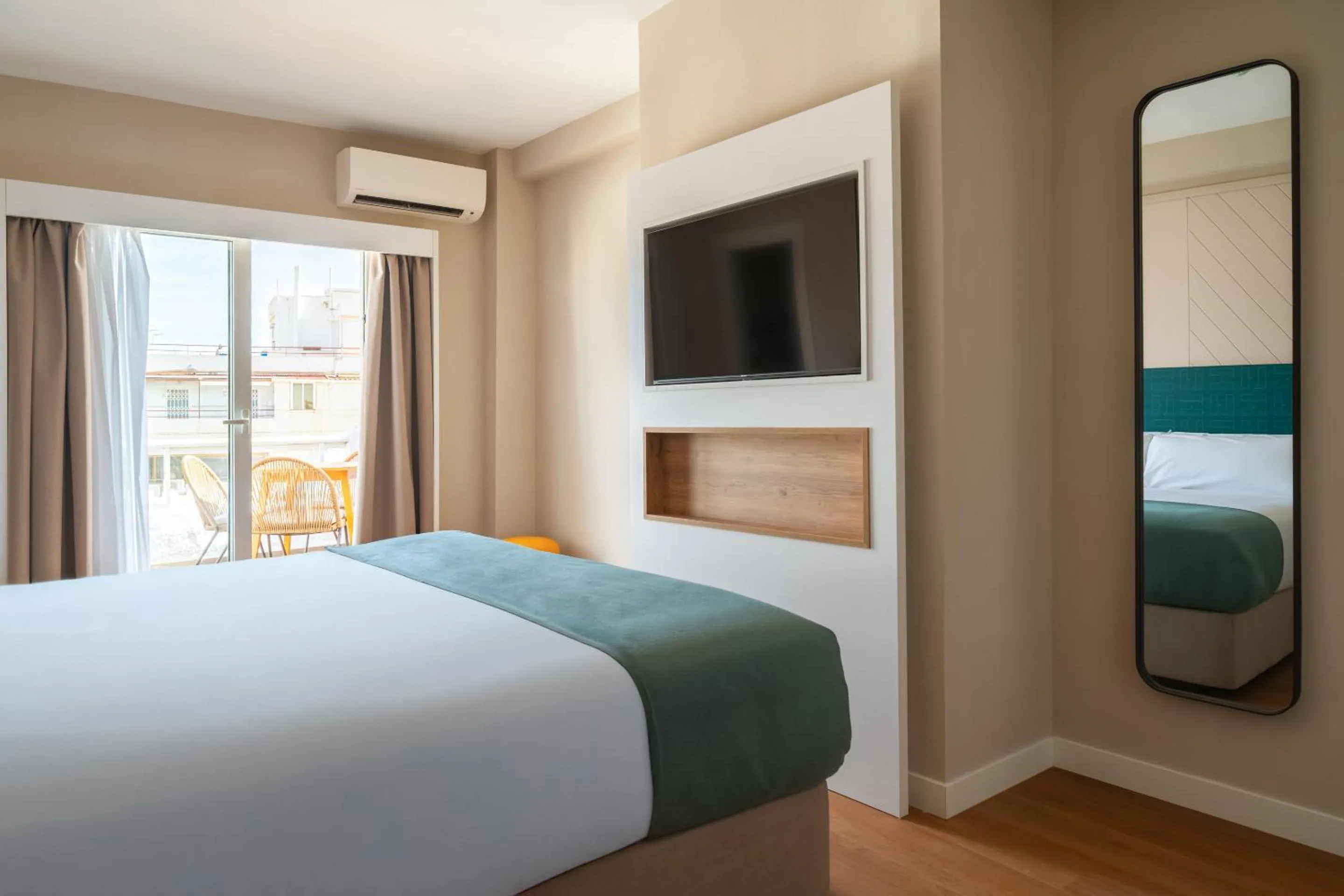 Bed in Limehome Benidorm Calle Mayor
