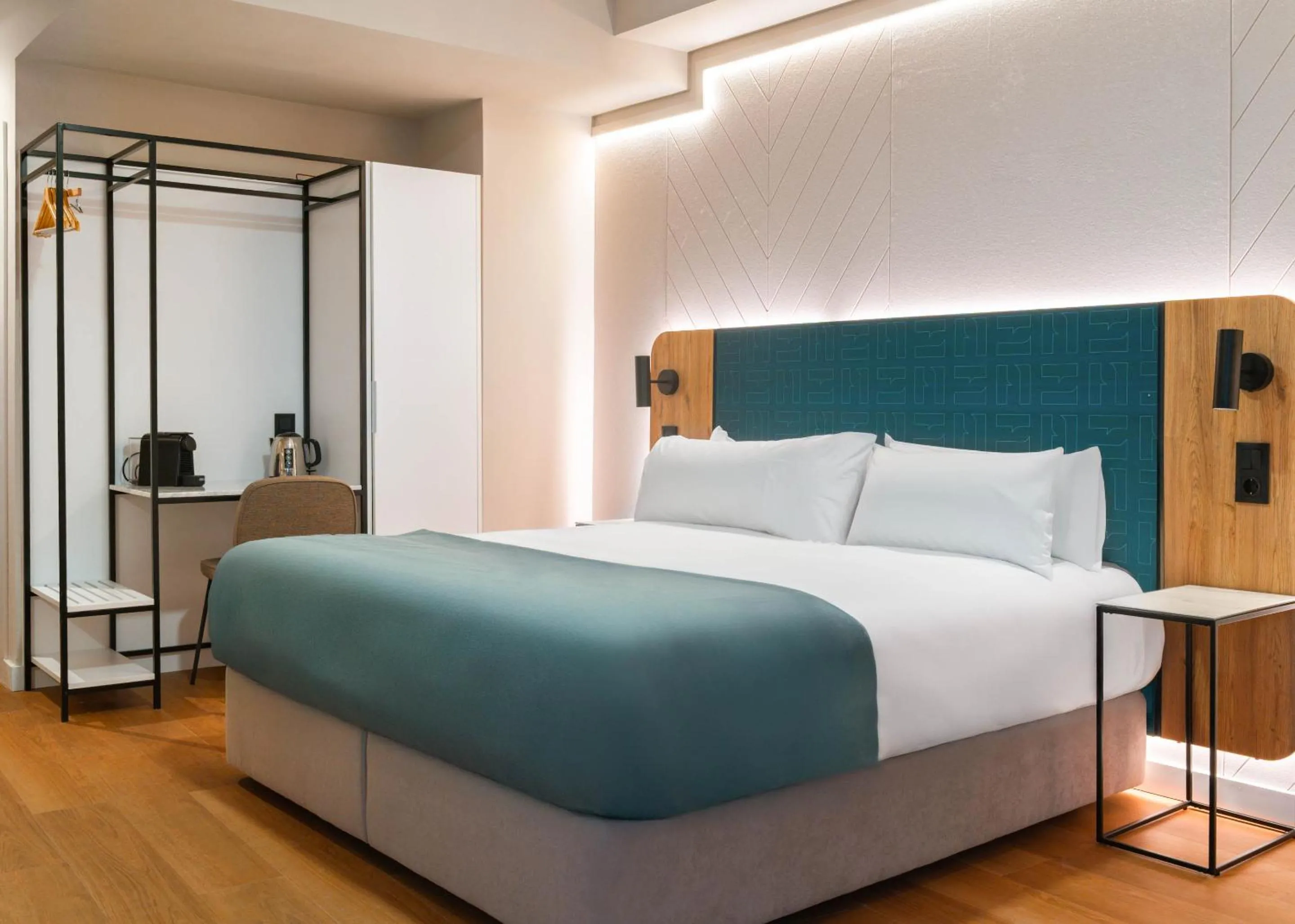 Bed in Limehome Benidorm Calle Mayor