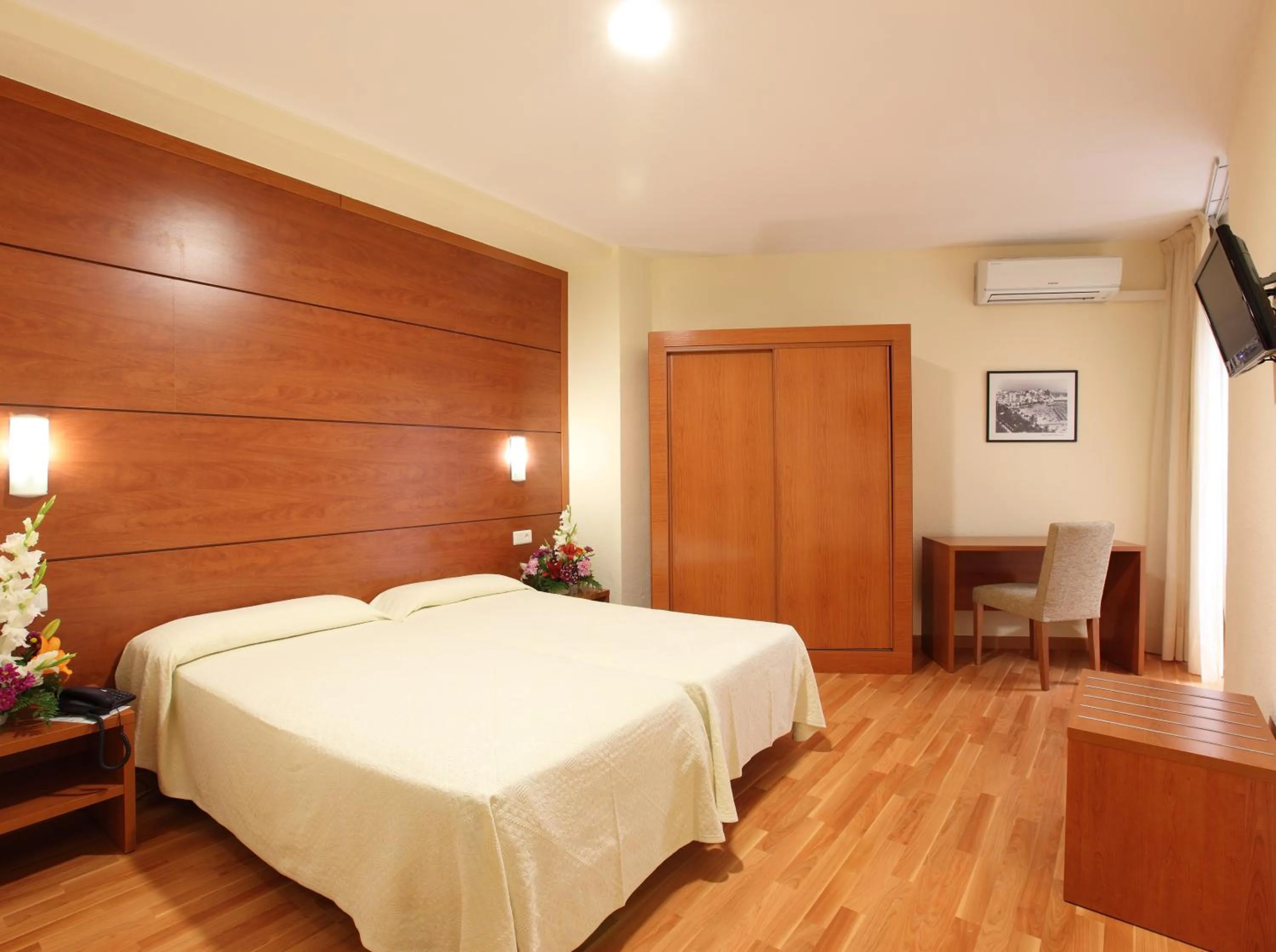 Photo of the whole room in Hotel Centro Mar