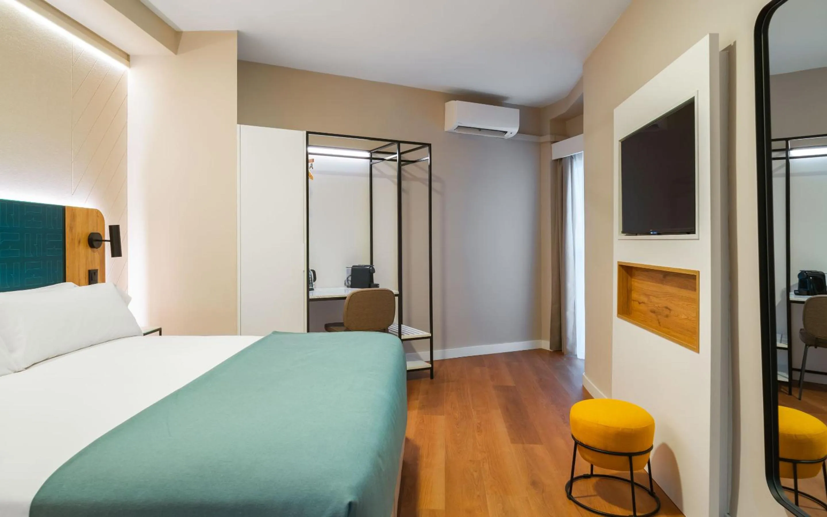Bed in Limehome Benidorm Calle Mayor