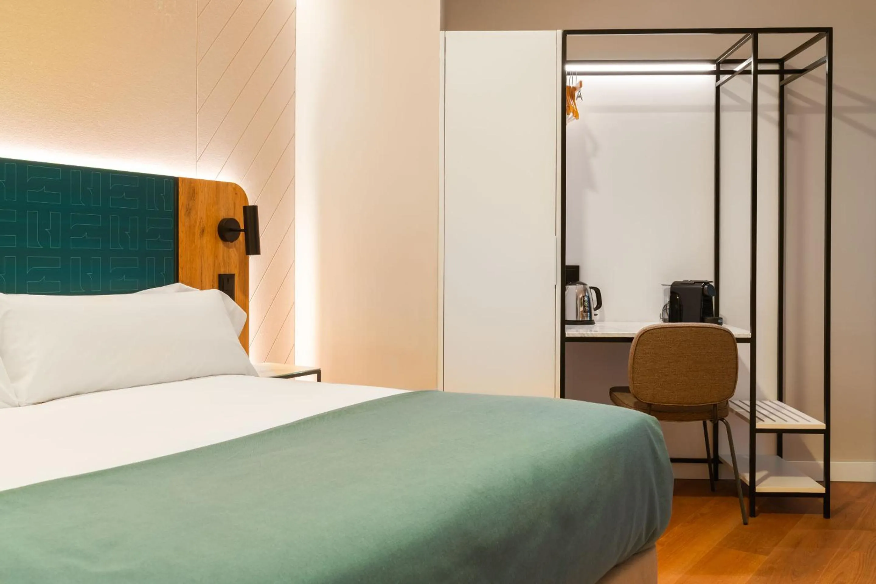Bed in Limehome Benidorm Calle Mayor