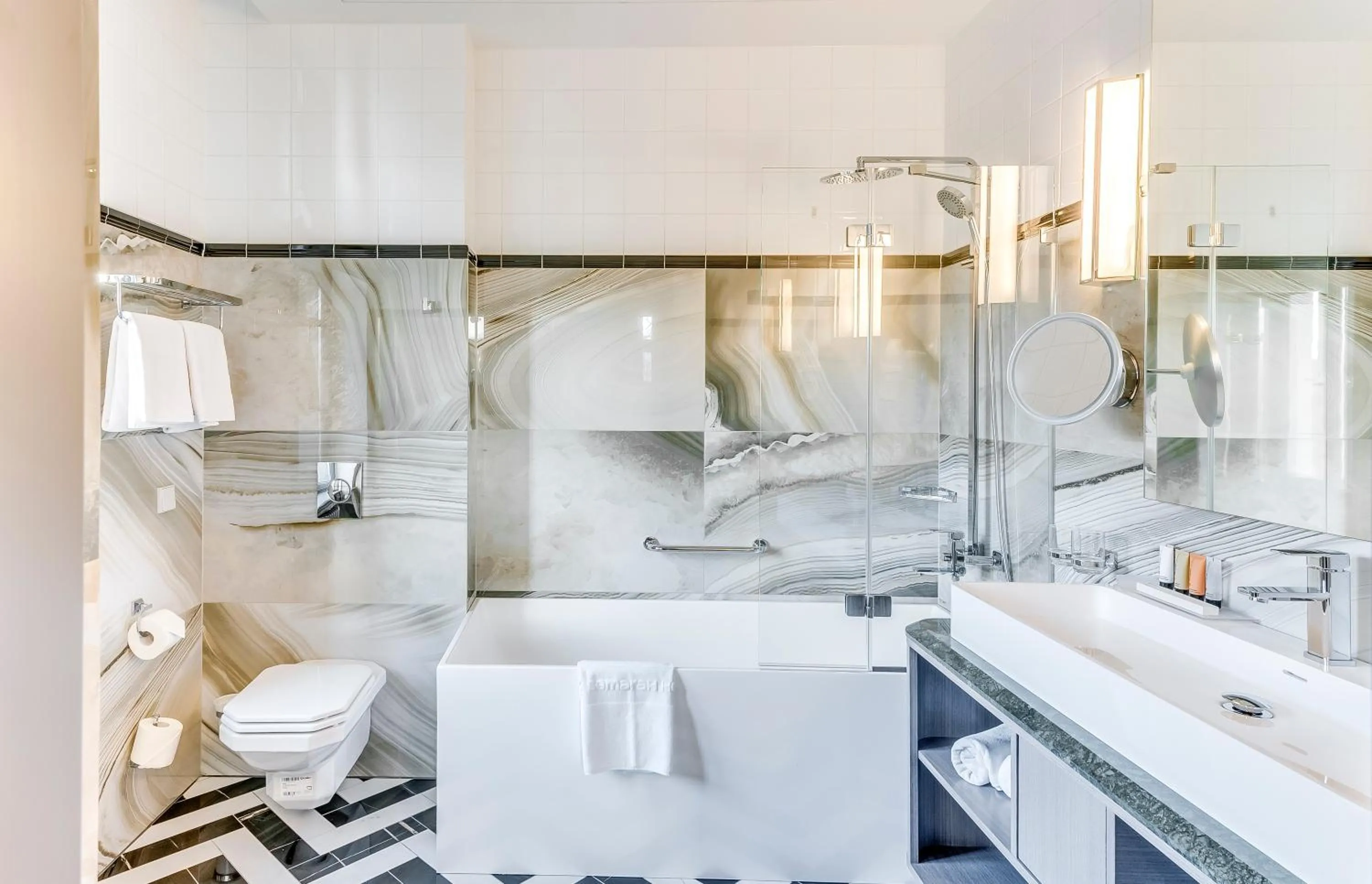 Bathroom in Grand Poet Hotel and SPA by Semarah