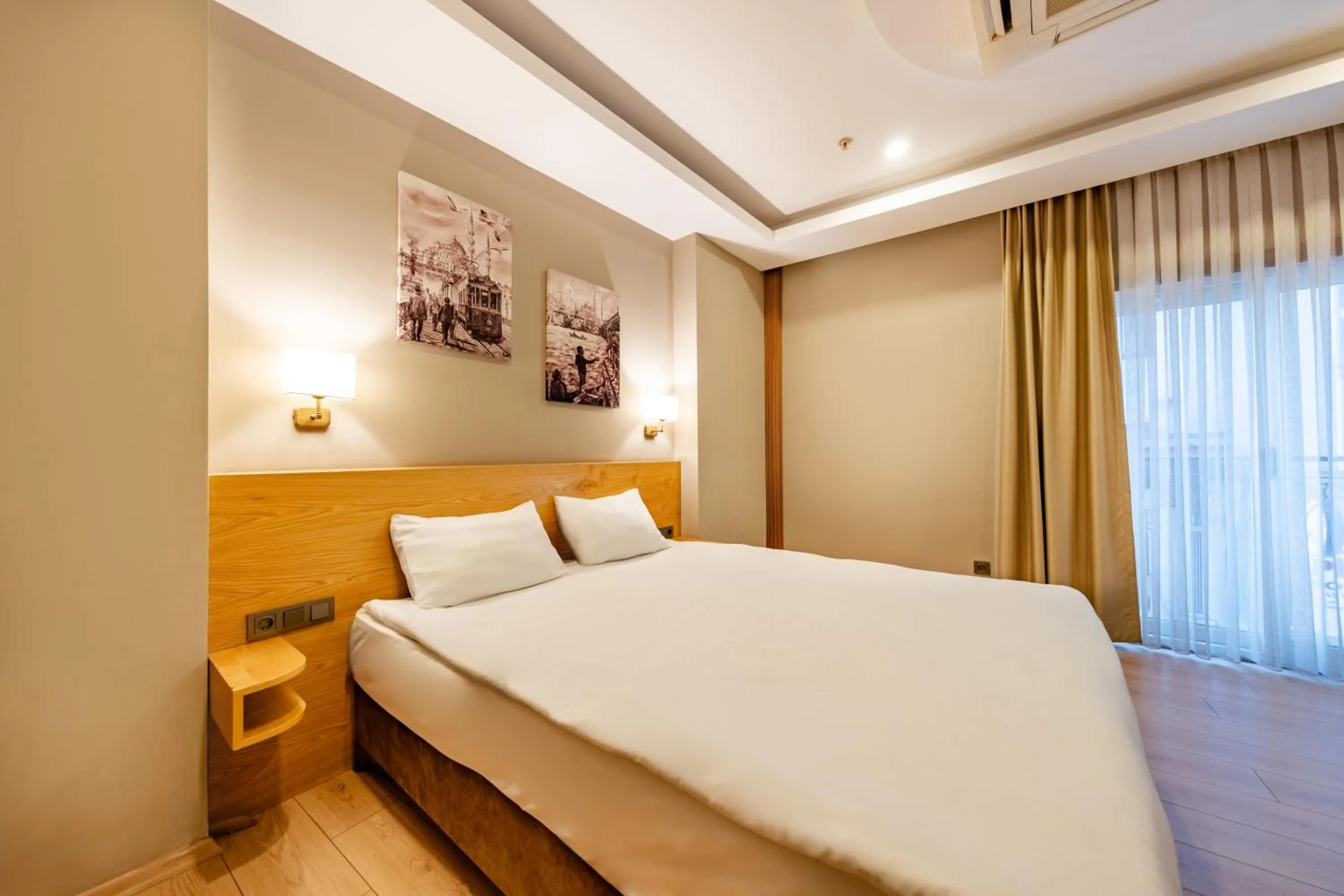 Photo of the whole room, Bed in Beyoglu MLS Hotel