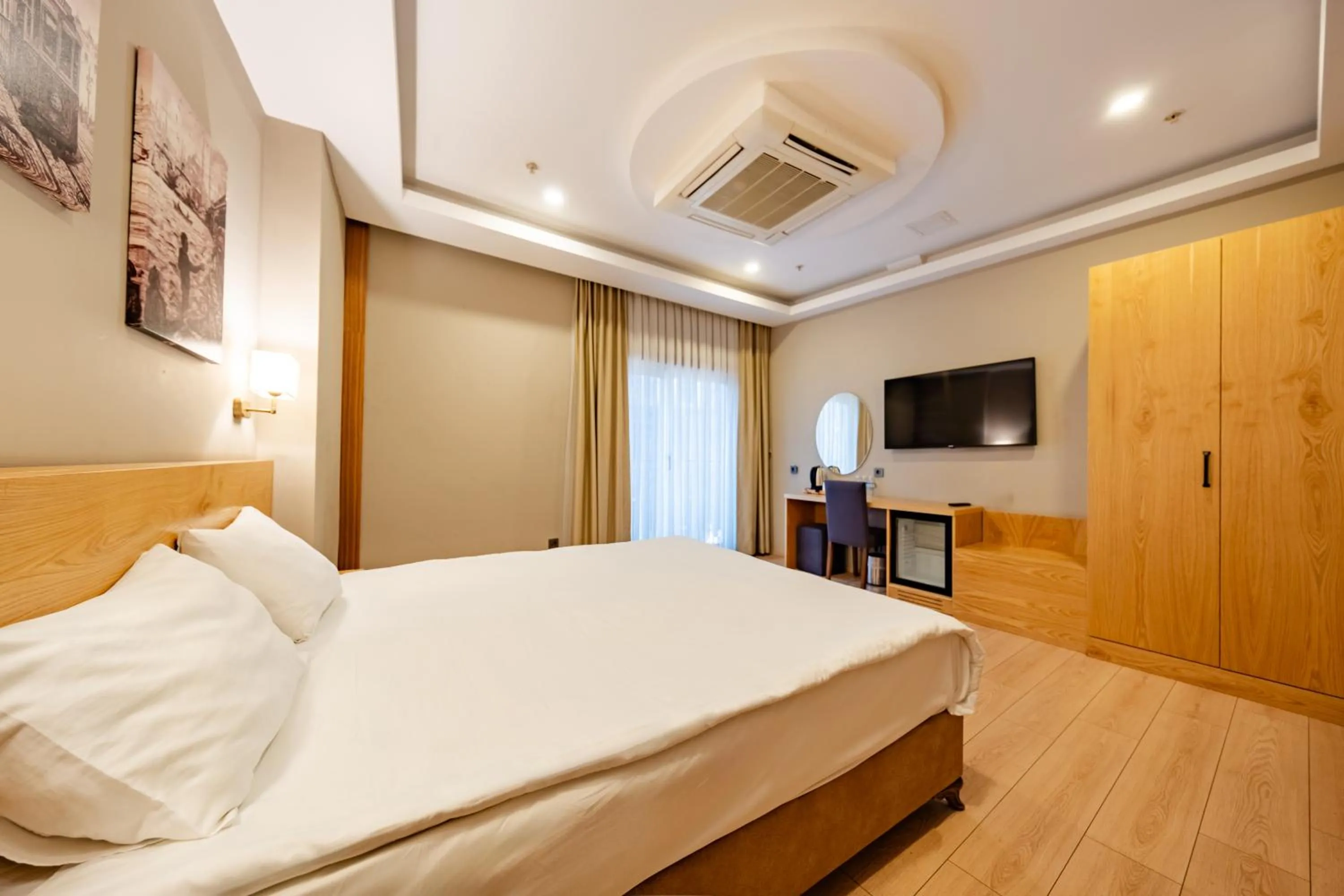 Photo of the whole room, Bed in Beyoglu MLS Hotel