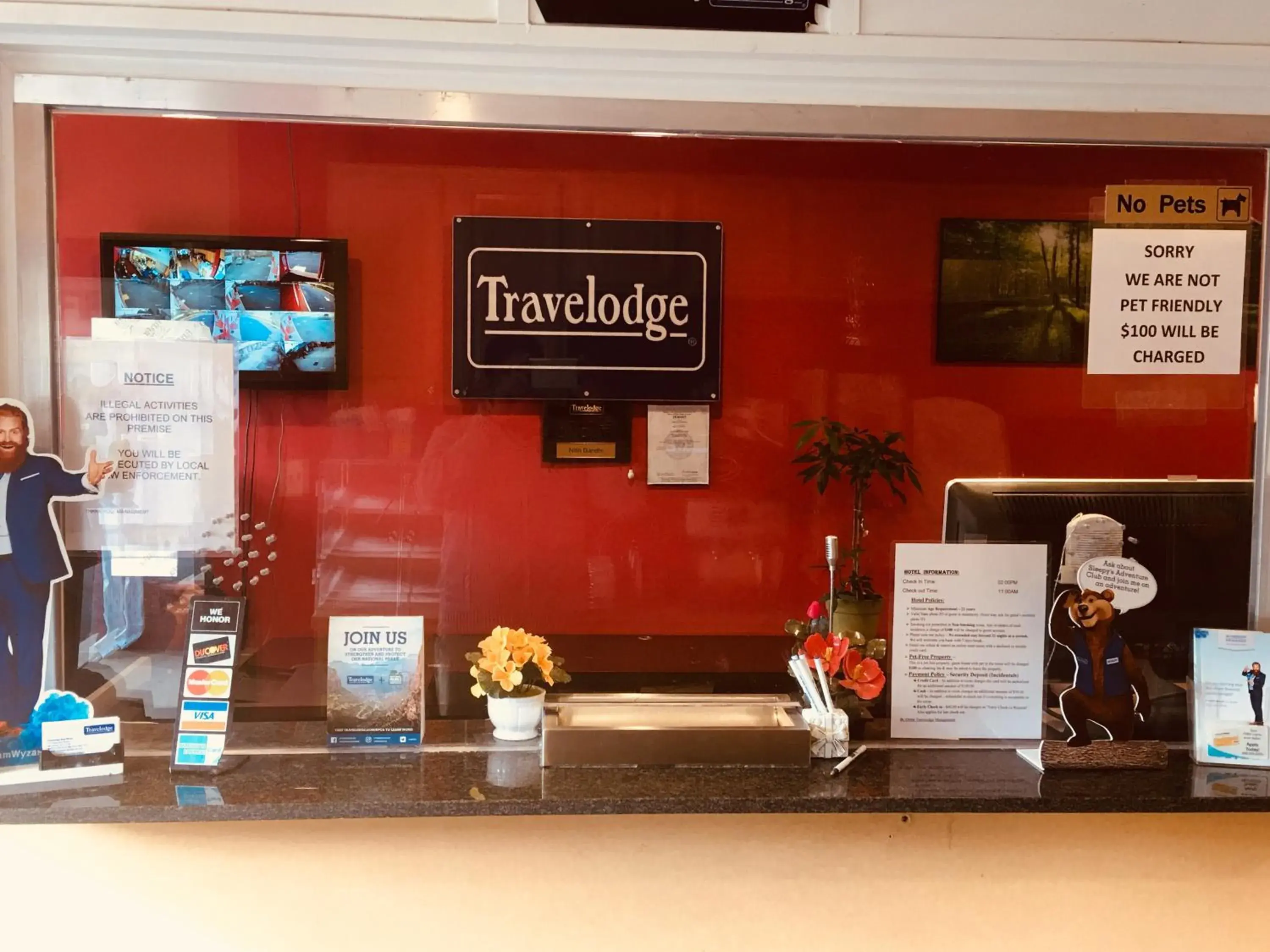Lobby/Reception in Travelodge by Wyndham Bay Shore Long Island