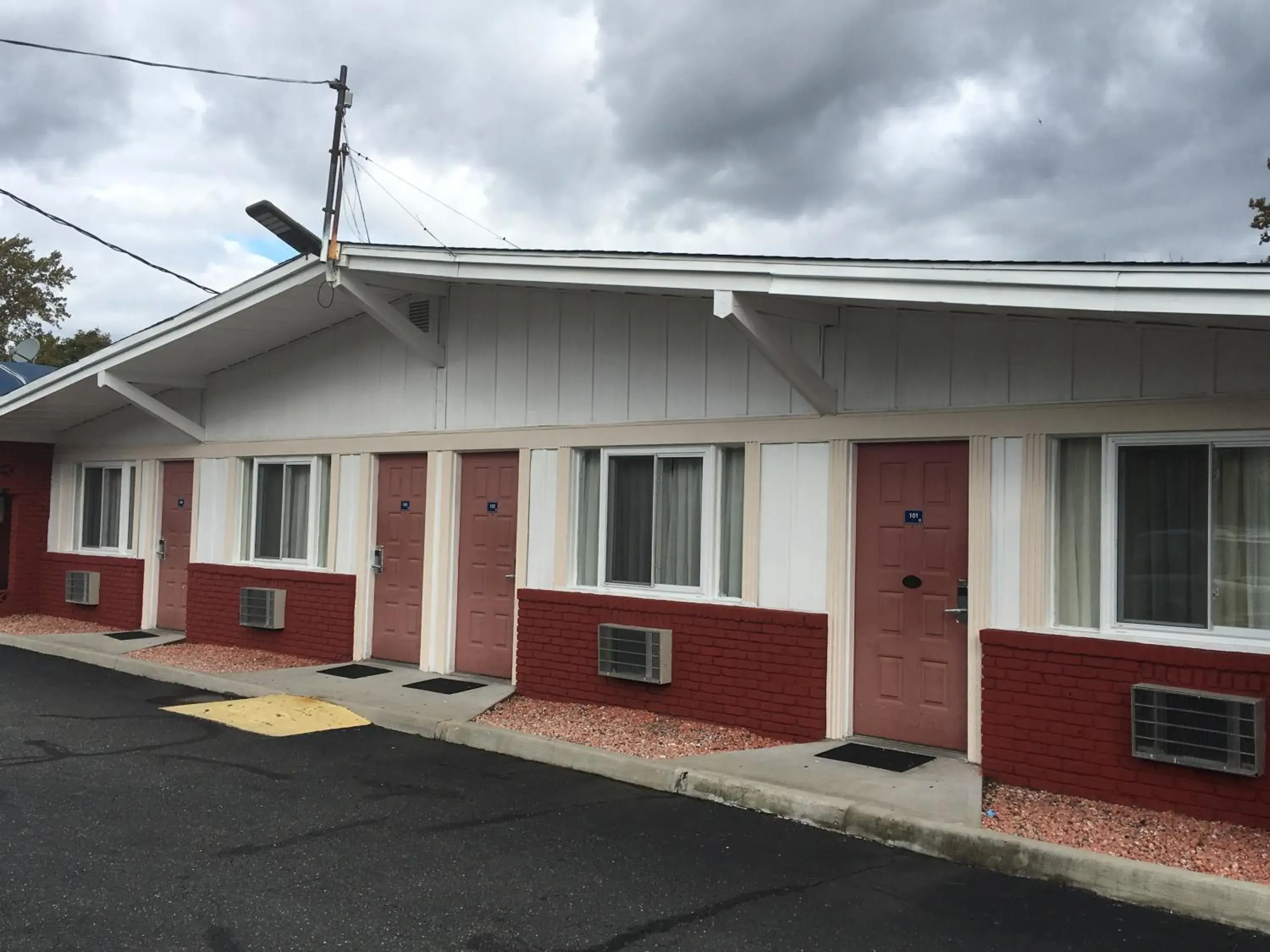 Property Building in Travelodge by Wyndham Bay Shore Long Island