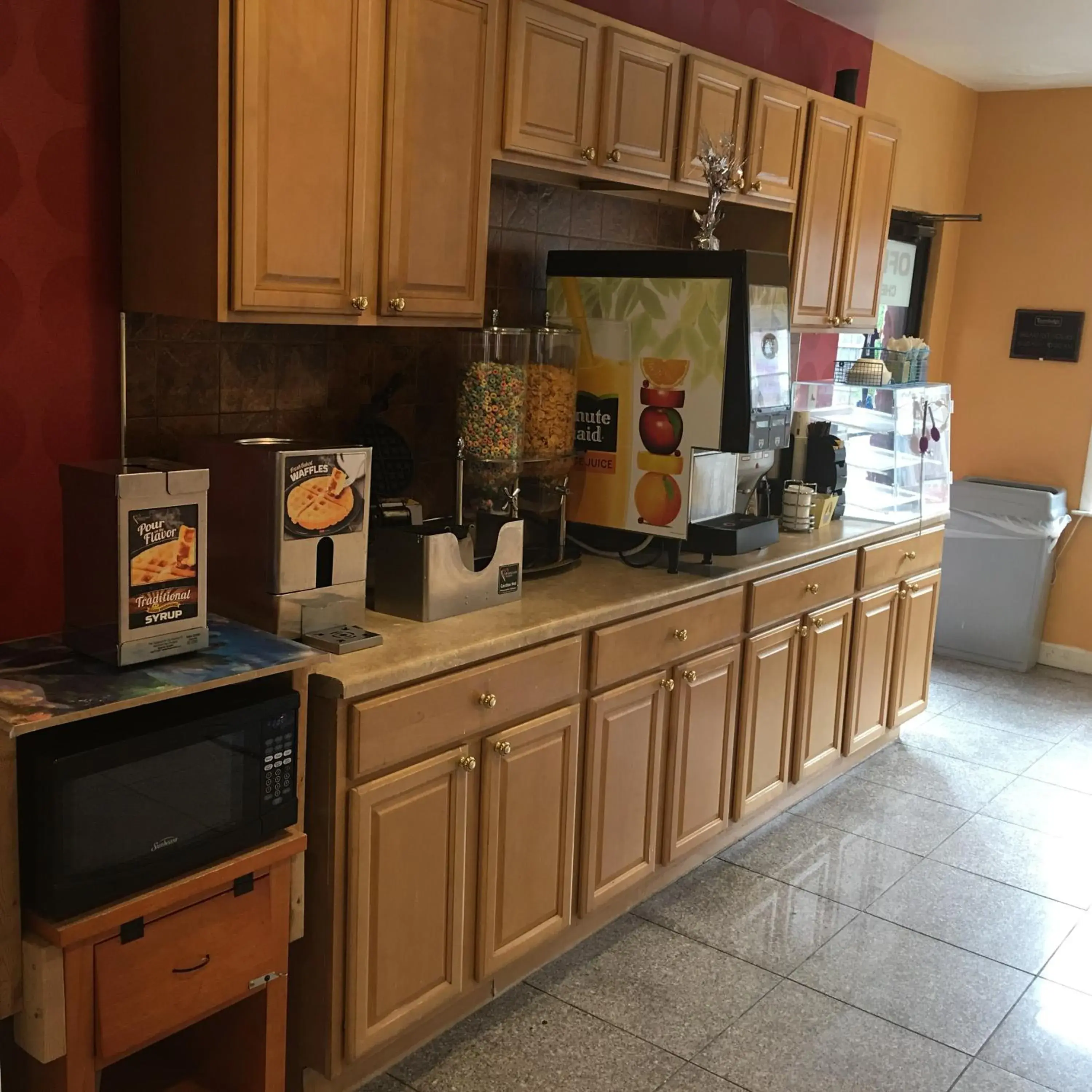 Kitchen/Kitchenette in Travelodge by Wyndham Bay Shore Long Island
