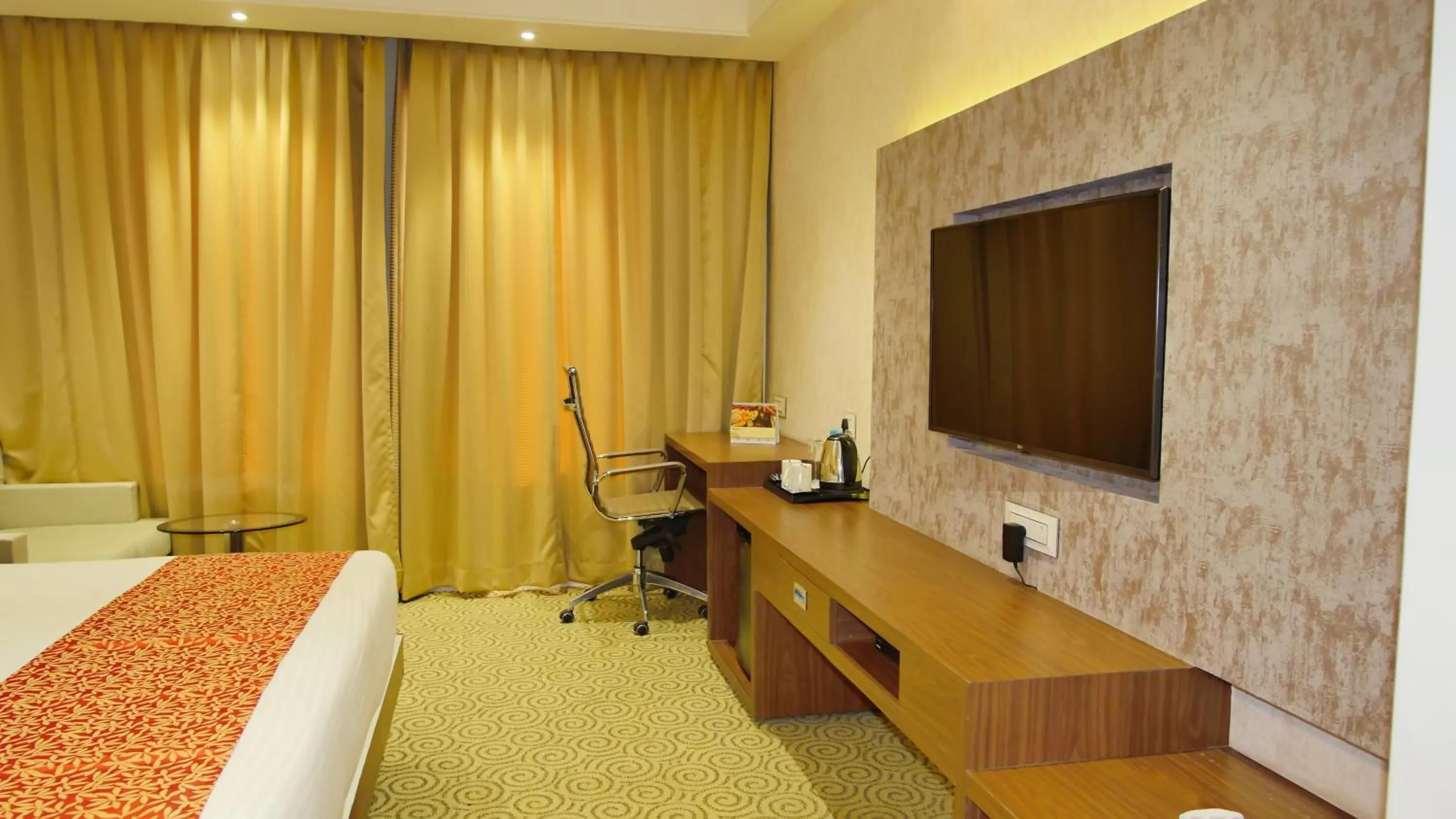 Coffee/tea facilities, Bed in Pride Hotel & Convention Centre Indore