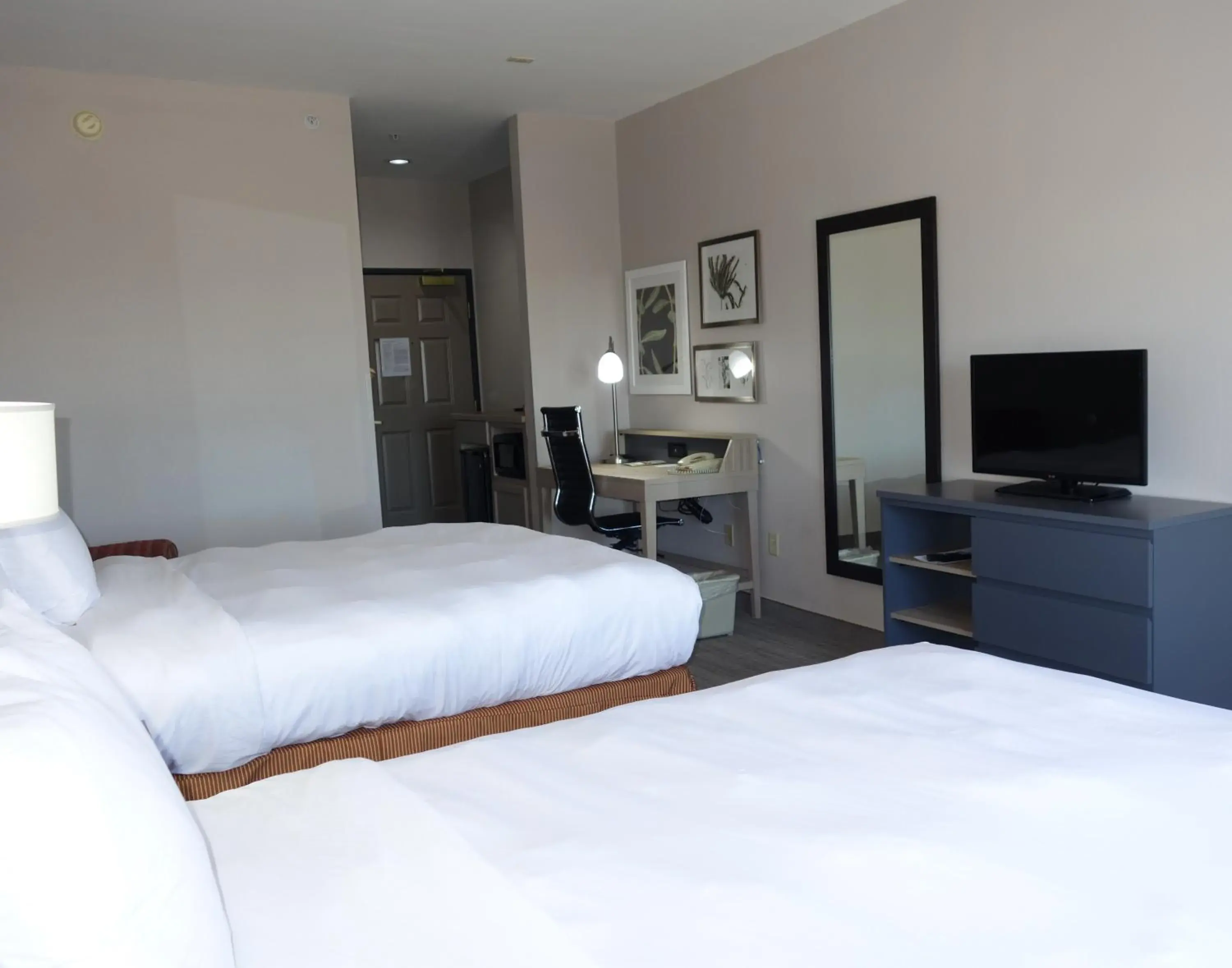 Premium Queen Room with Two Queen Beds in Country Inn & Suites by Radisson, Round Rock, TX Premium Queen Room with Two Queen Beds in Country Inn & Suites by Radisson, Round Rock, TX