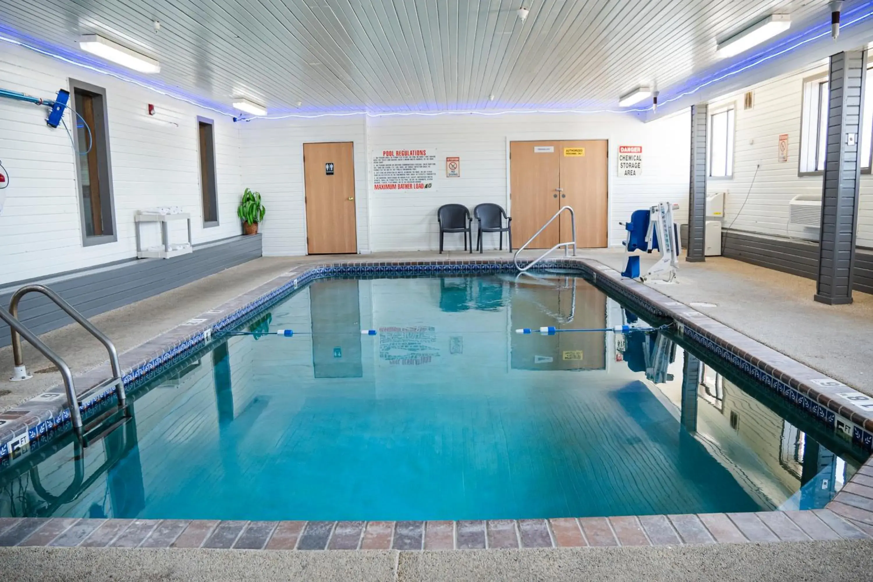 Pool view in Victorian Inn & Suites-York Pool view in Victorian Inn & Suites-York