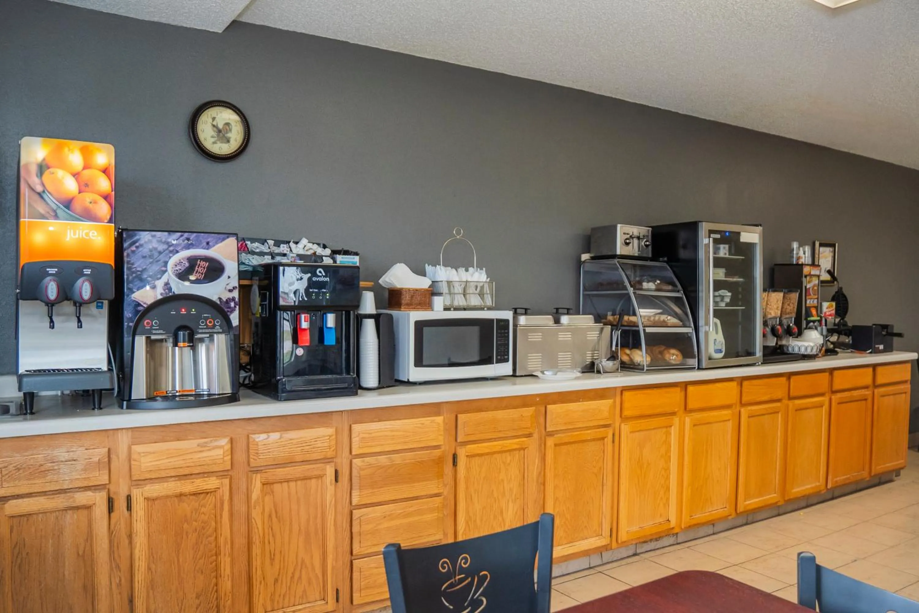 Breakfast in Victorian Inn & Suites-York