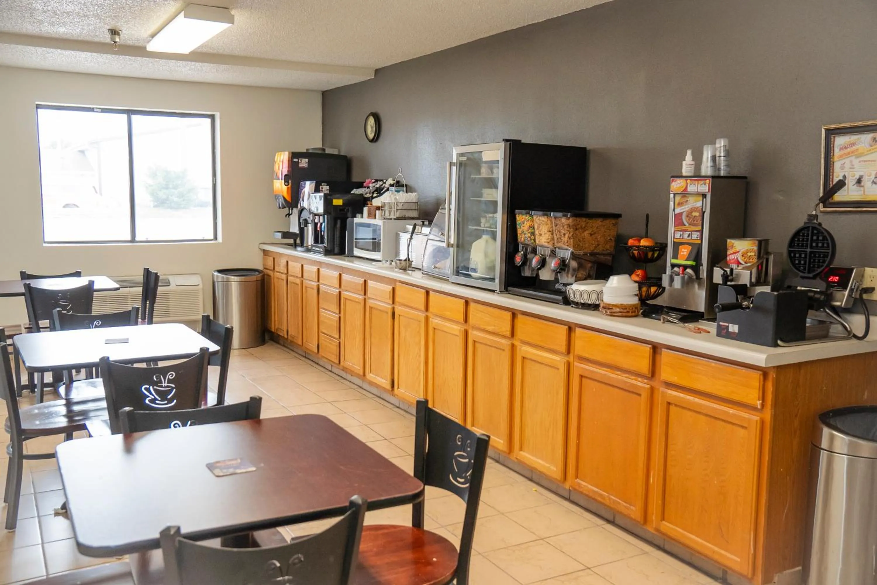 Breakfast in Victorian Inn & Suites-York