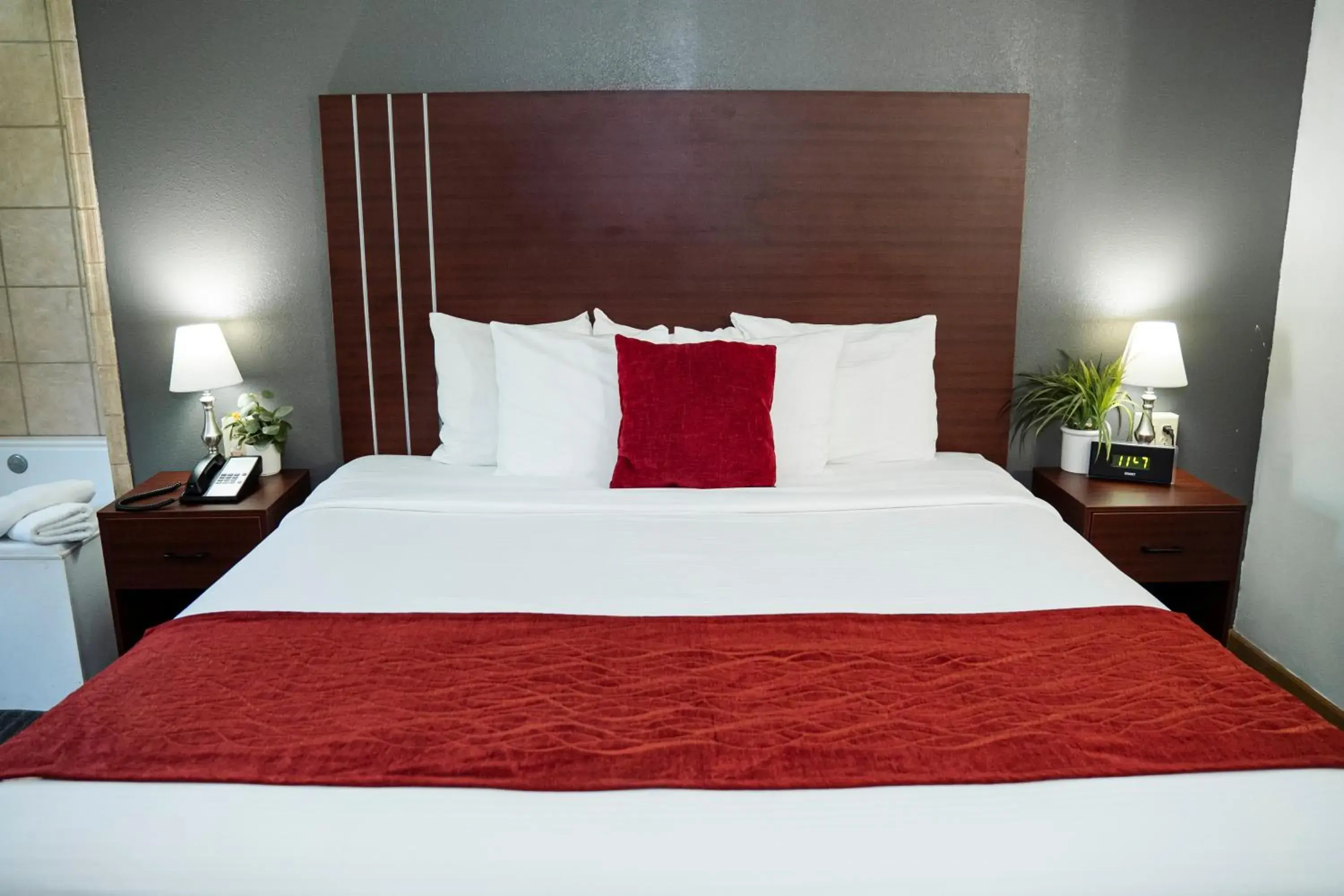 King Suite with Spa Bath in Victorian Inn & Suites-York King Suite with Spa Bath in Victorian Inn & Suites-York