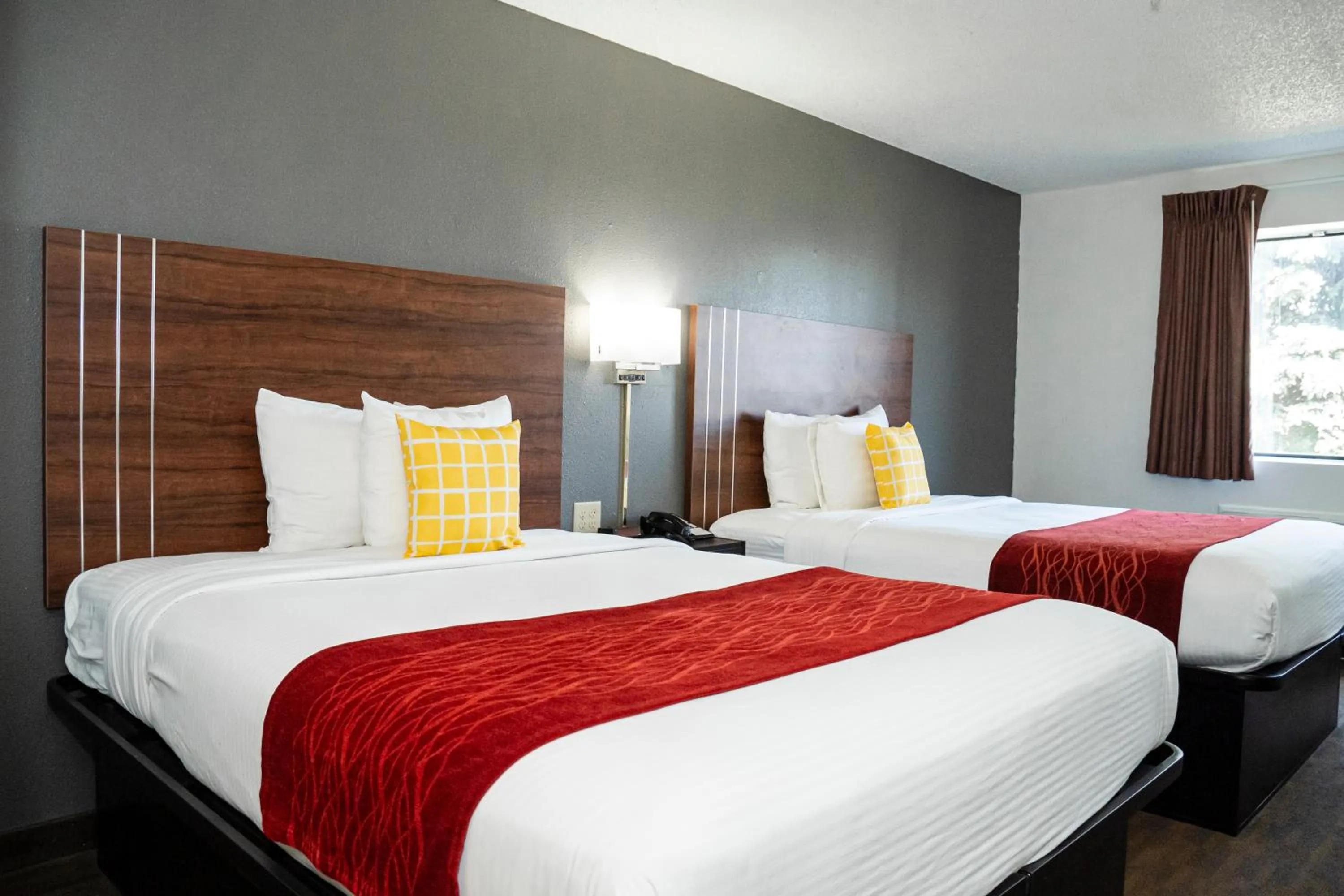 Bed in Victorian Inn & Suites-York